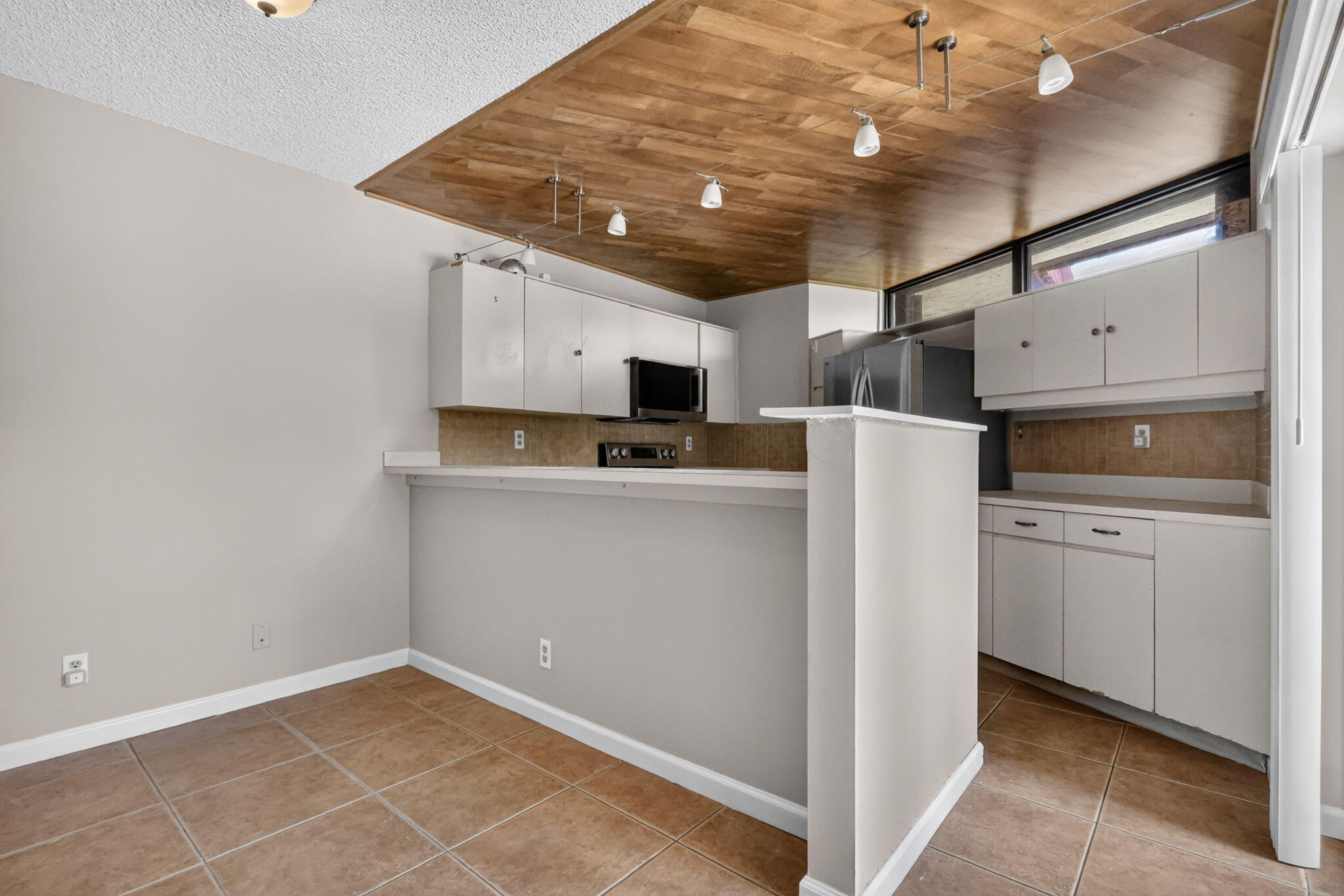 3659 Victoria Drive Property Photo 9