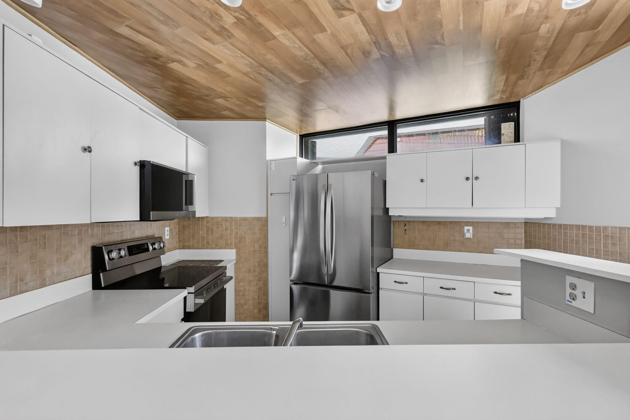 3659 Victoria Drive Property Photo 10