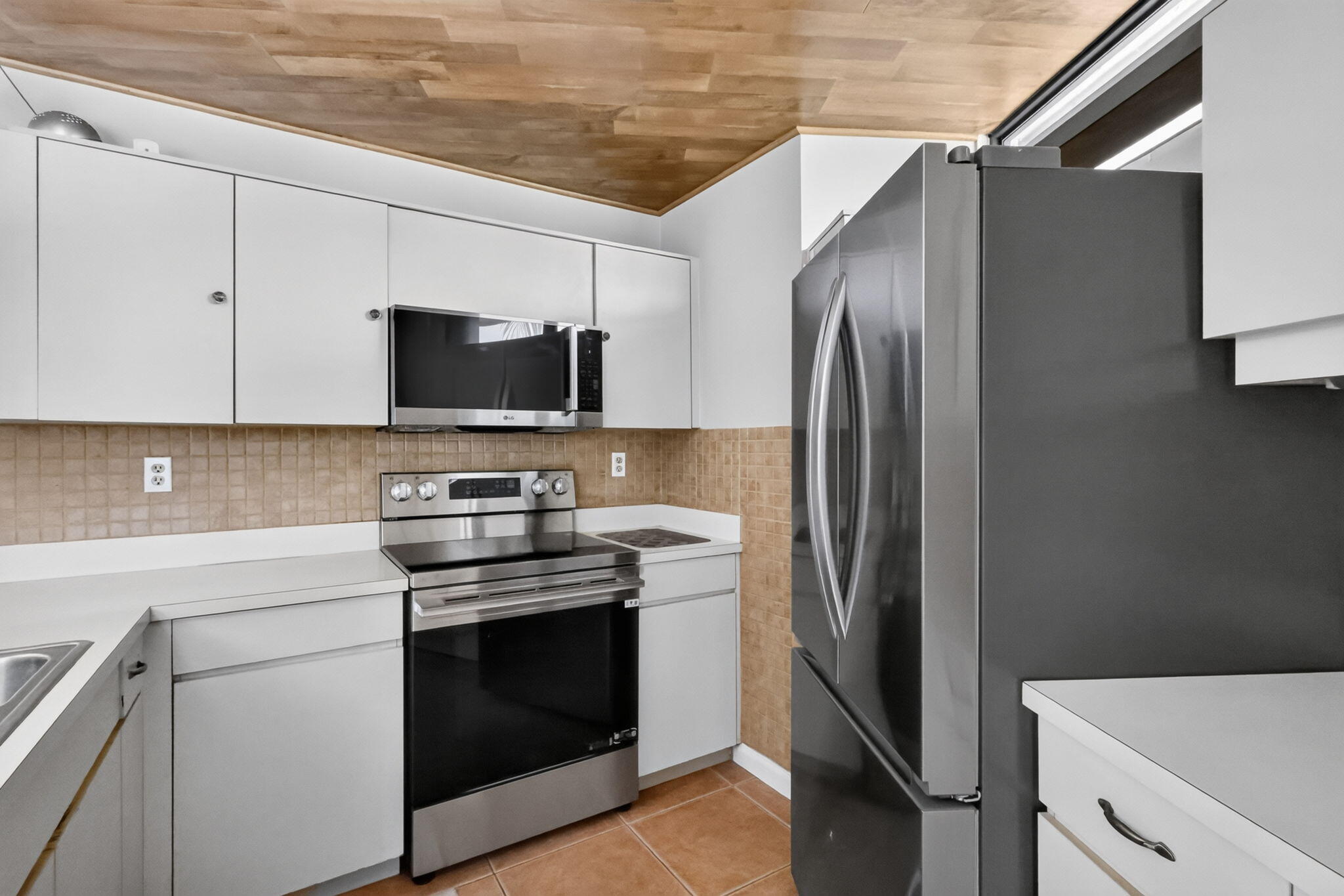 3659 Victoria Drive Property Photo 12