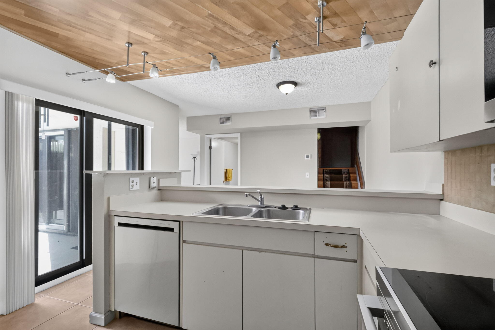 3659 Victoria Drive Property Photo 13