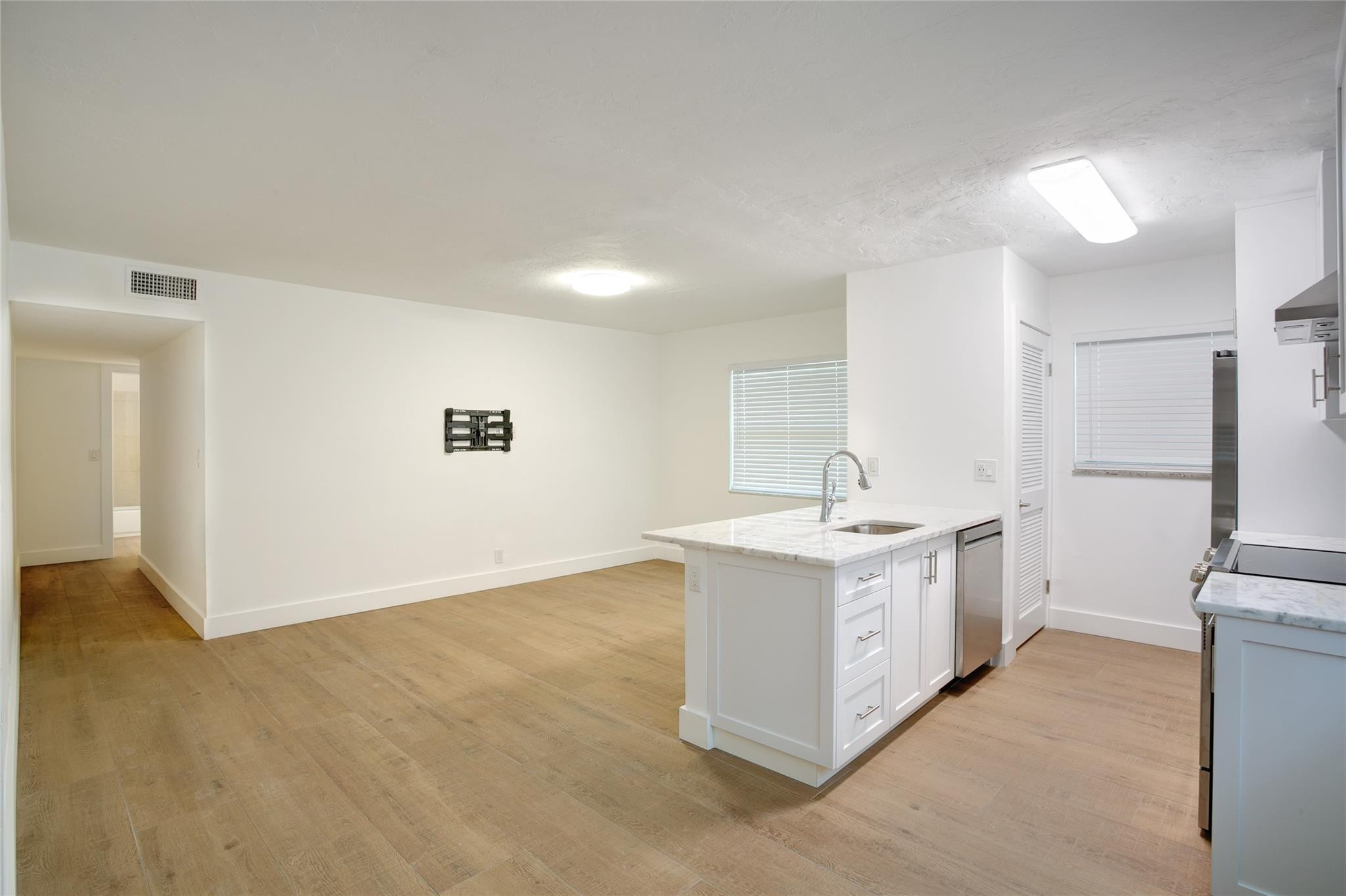 530 S Federal Highway 14 Property Photo 2