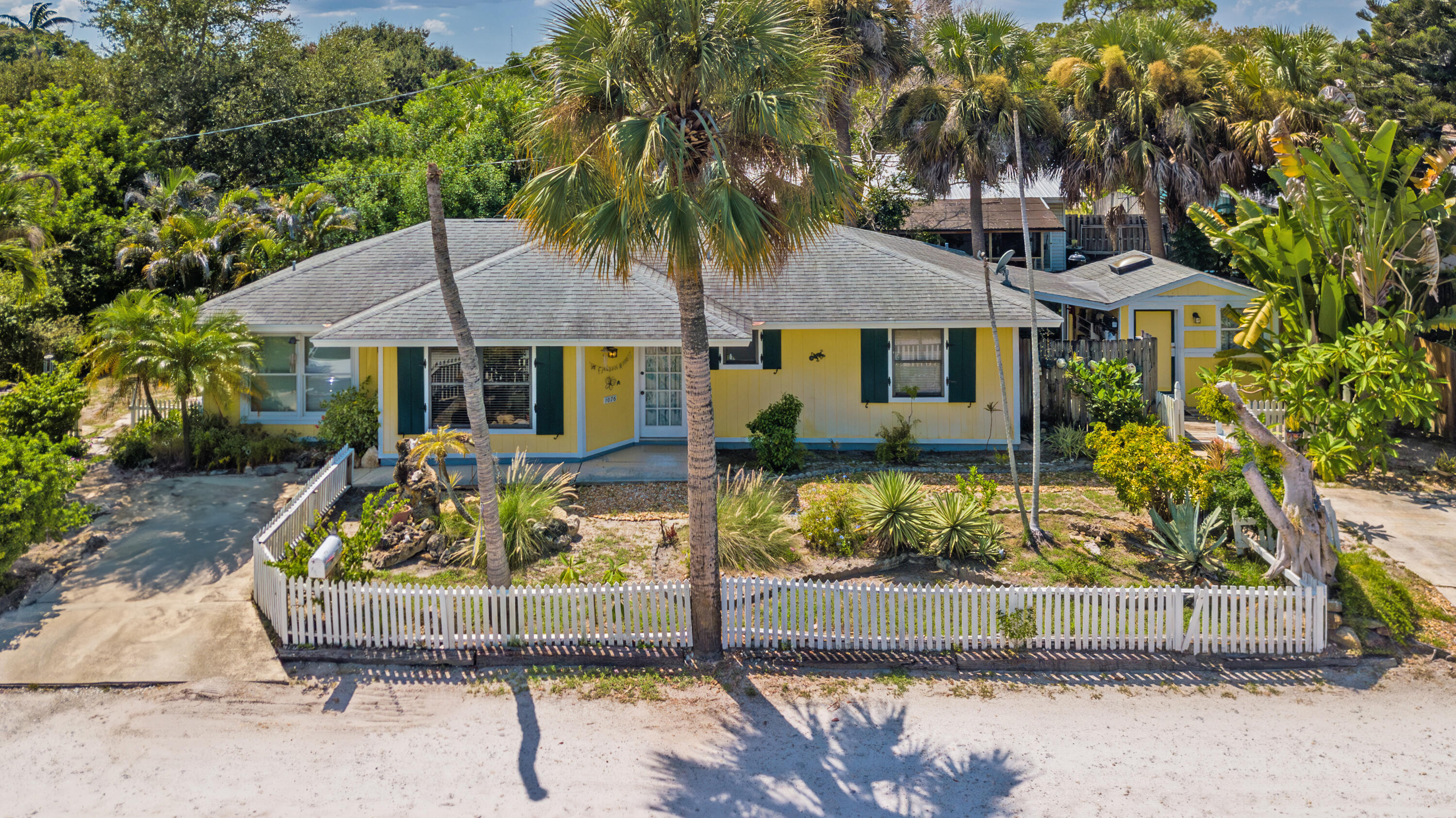 1076 Ne Banyan Tree Drive Property Photo 27