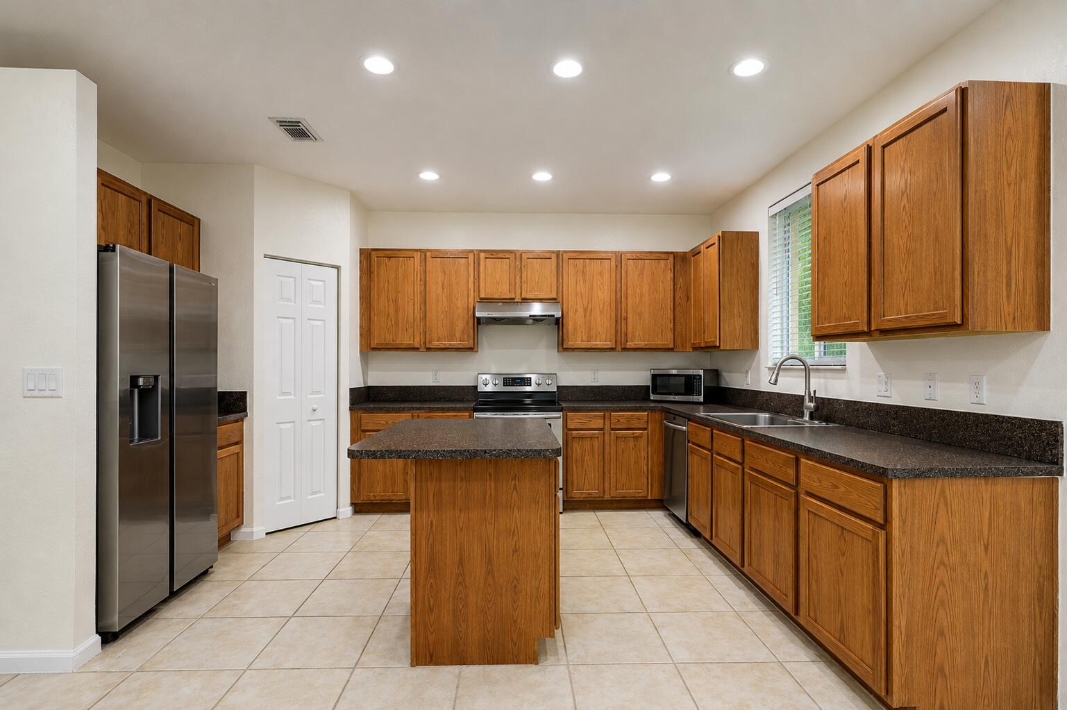 2789 S Evergreen Circle Property Photo 2