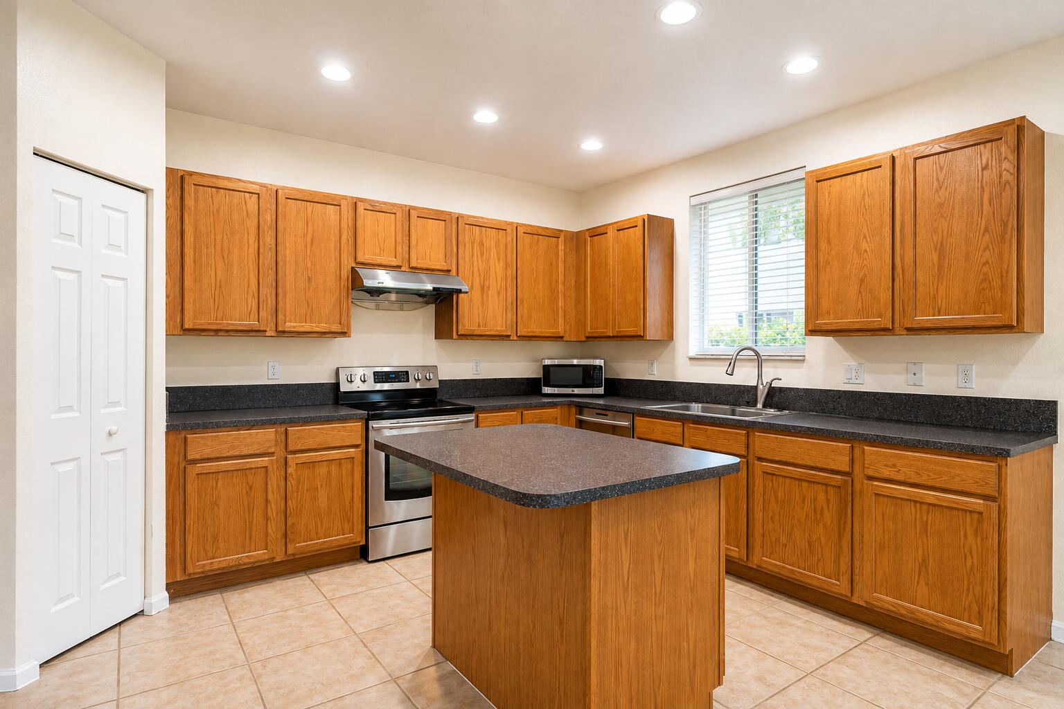 2789 S Evergreen Circle Property Photo 3