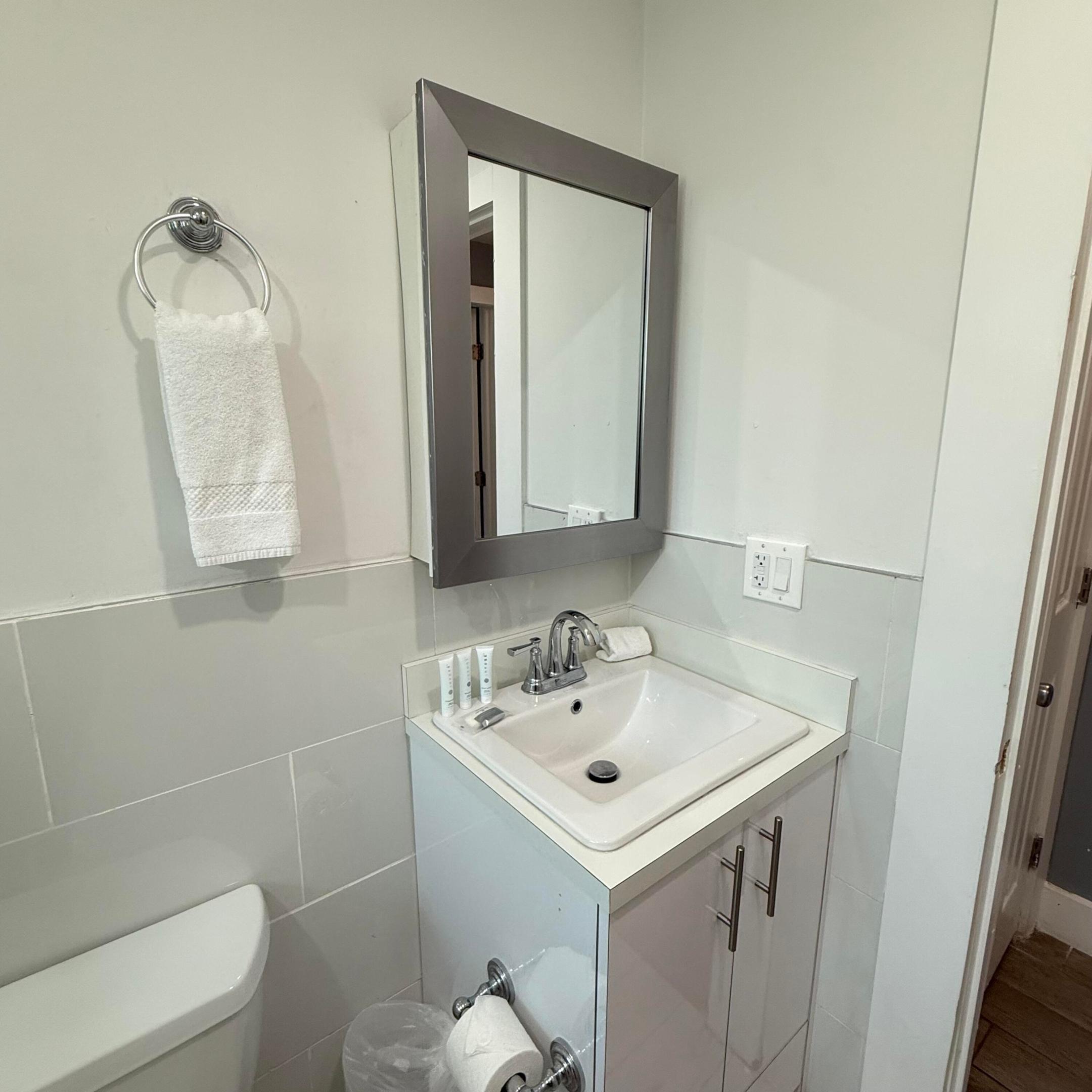 906 N Riverside Drive 1-9 Property Photo 5