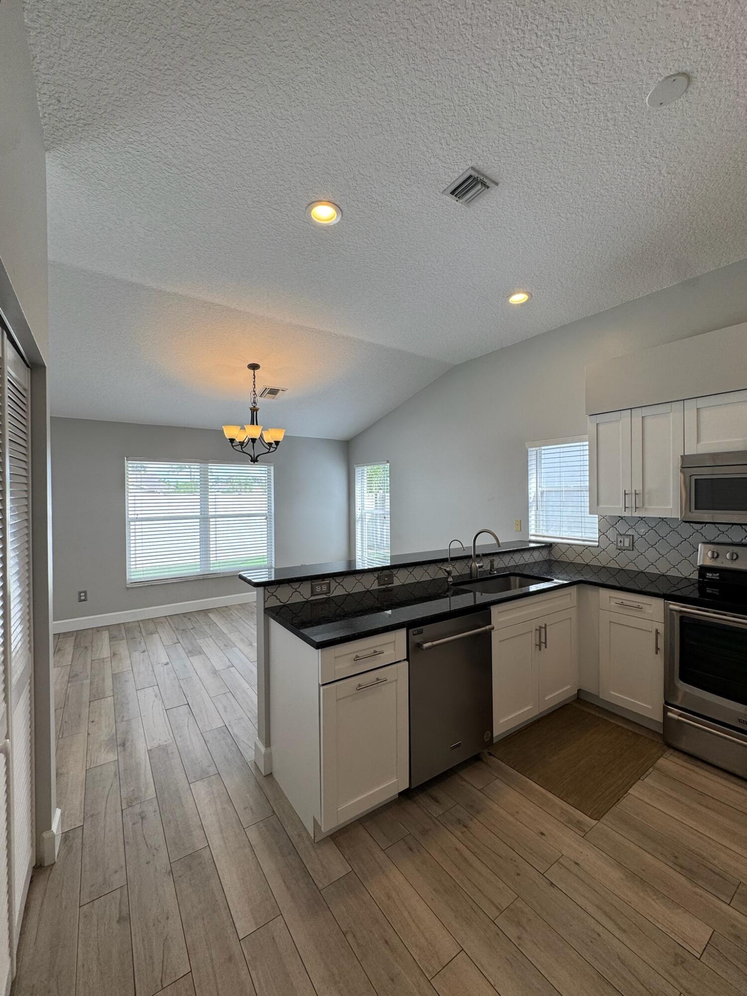 12872 Meadowbend Drive Property Photo 5