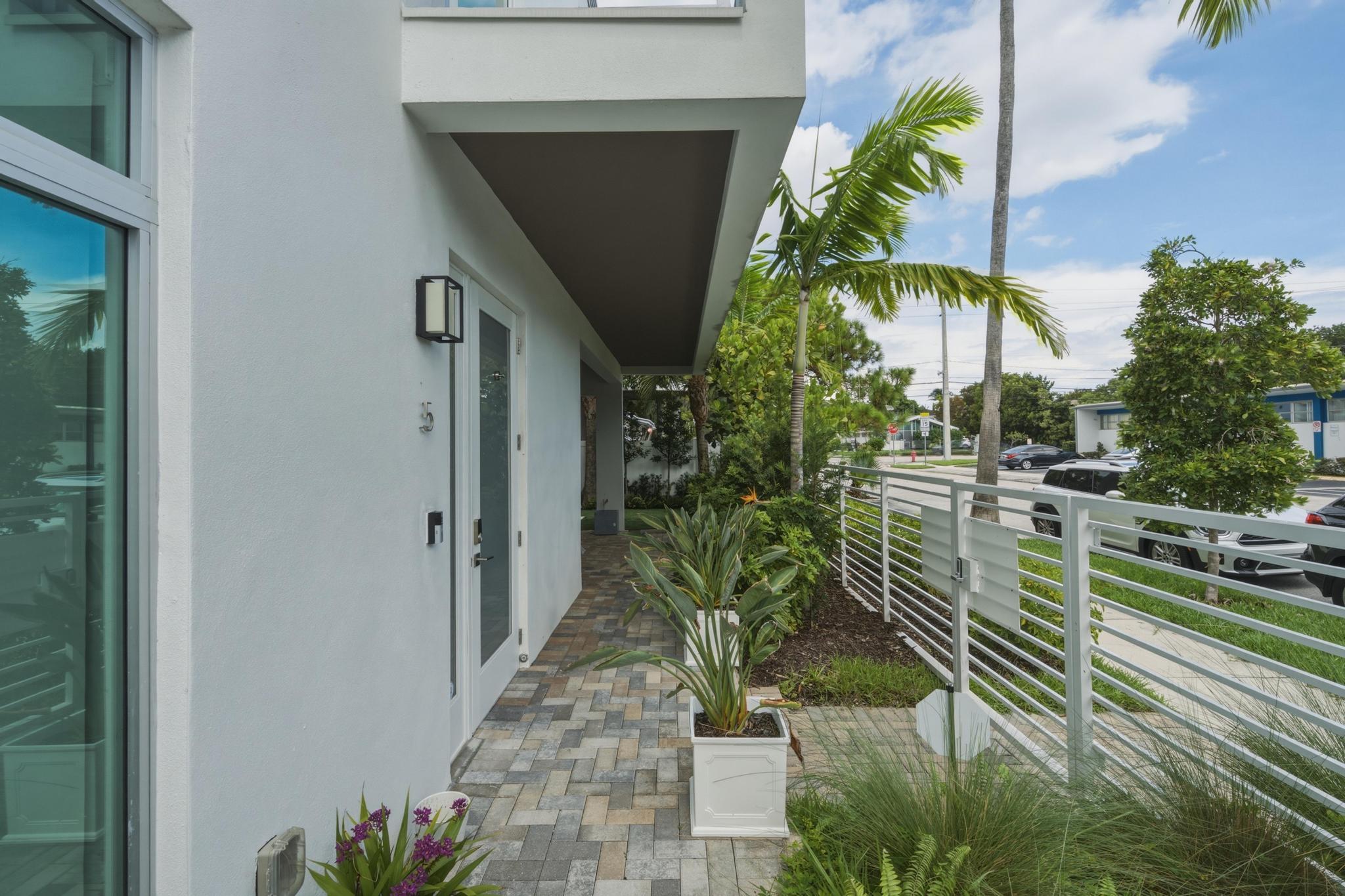5 Se 11th Avenue Property Photo 2
