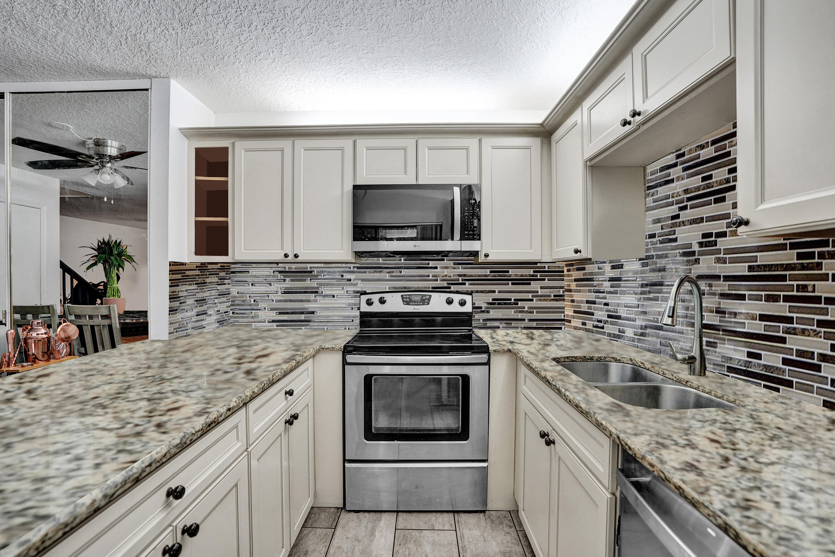 9993 Nw 7th Street Property Photo 4