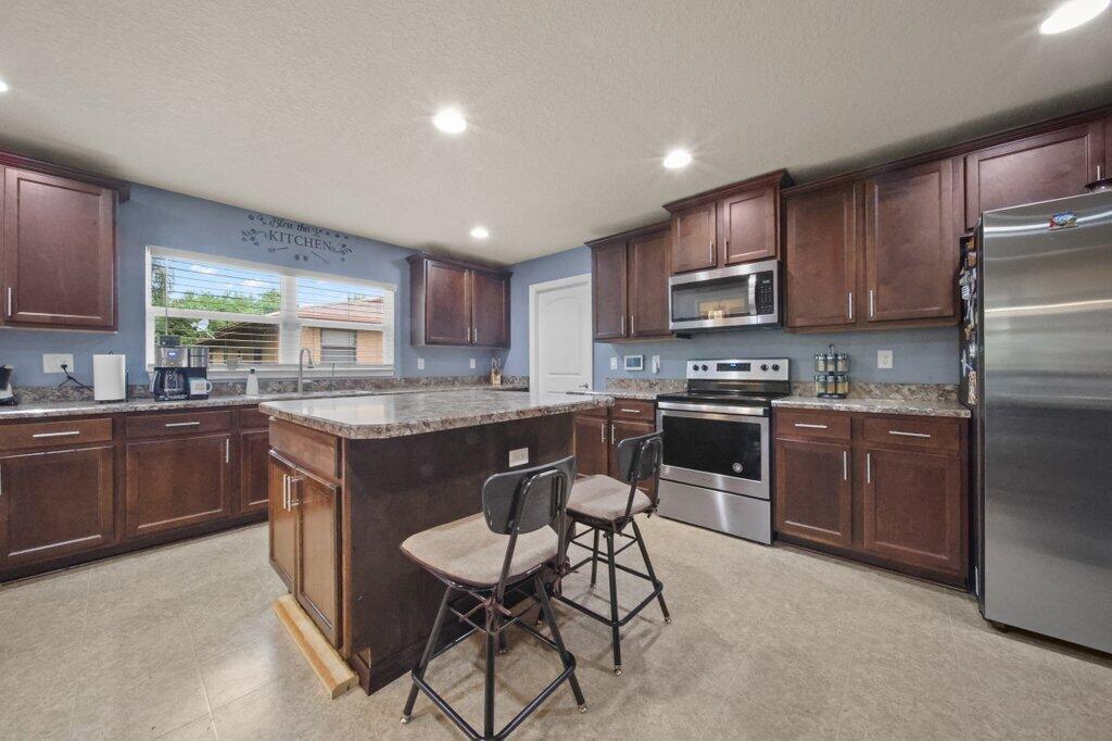 1680 Sw Burlington Street Property Photo 8