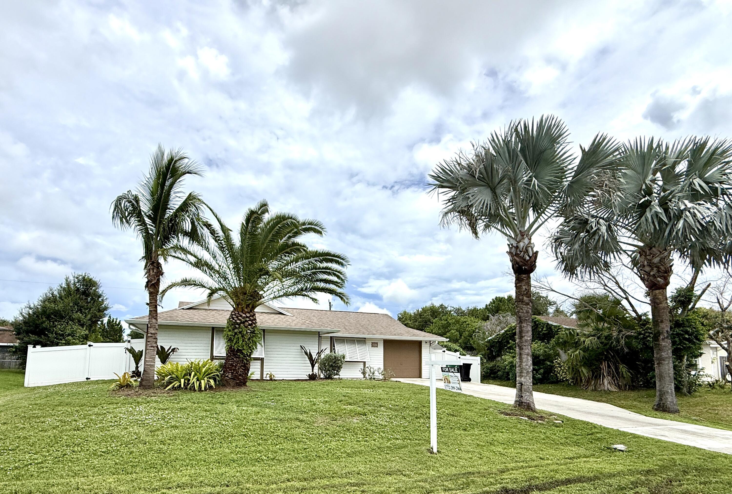 637 Sw Granadeer Street Property Photo 1