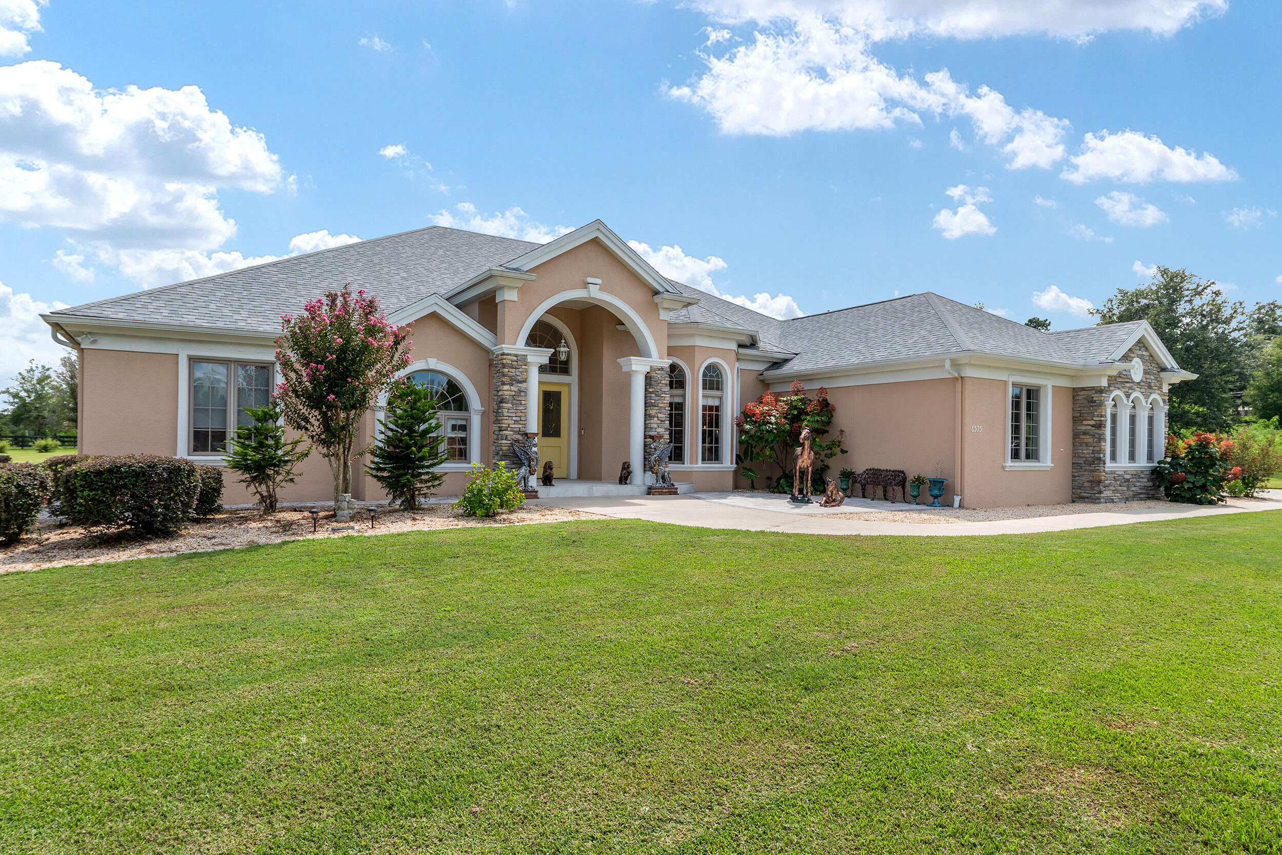6575 S Magnolia Avenue Property Photo 2