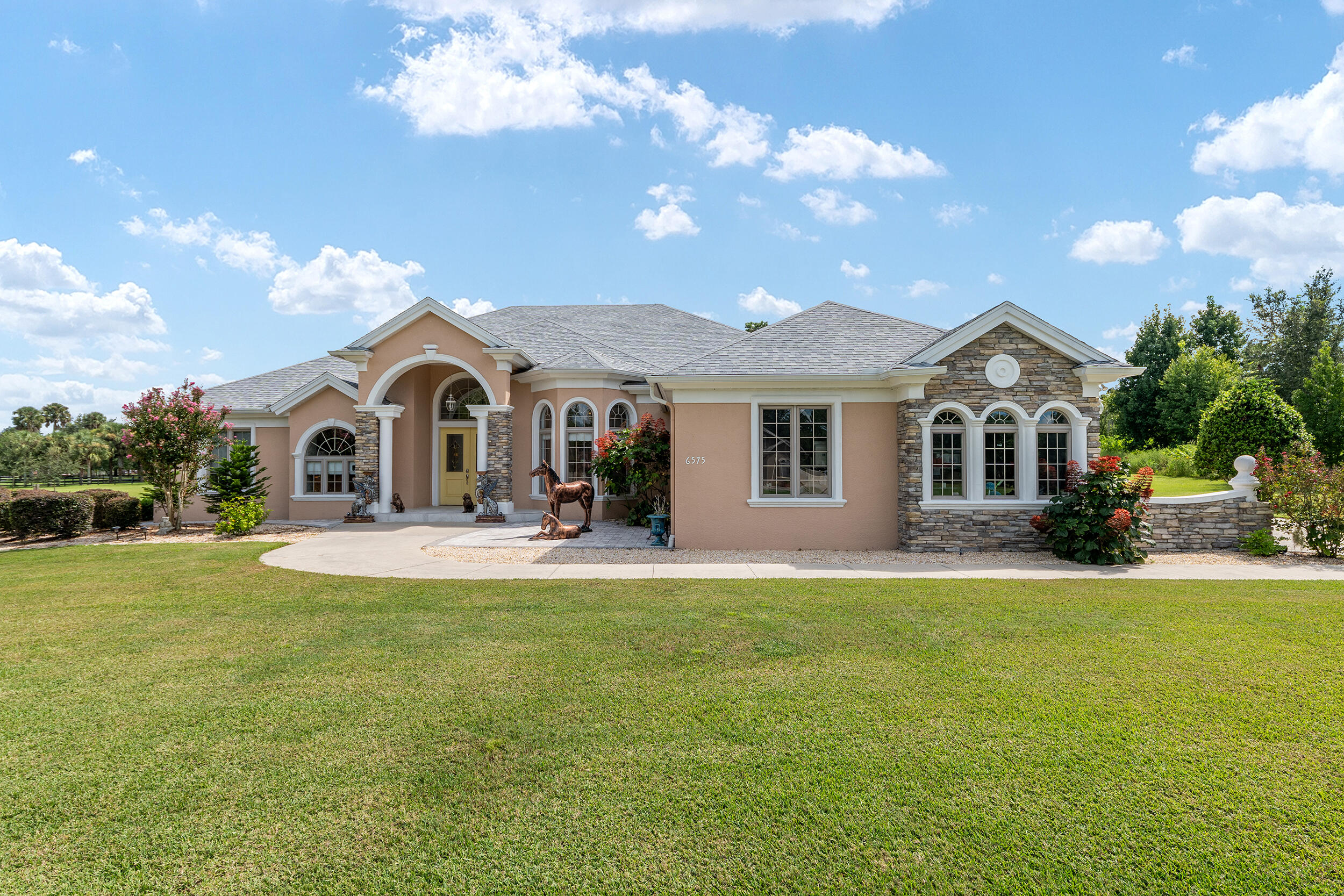 6575 S Magnolia Avenue Property Photo 4