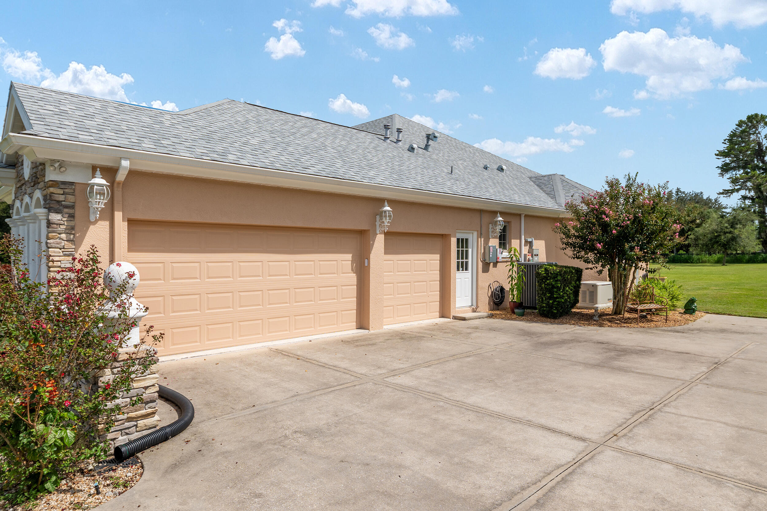 6575 S Magnolia Avenue Property Photo 6
