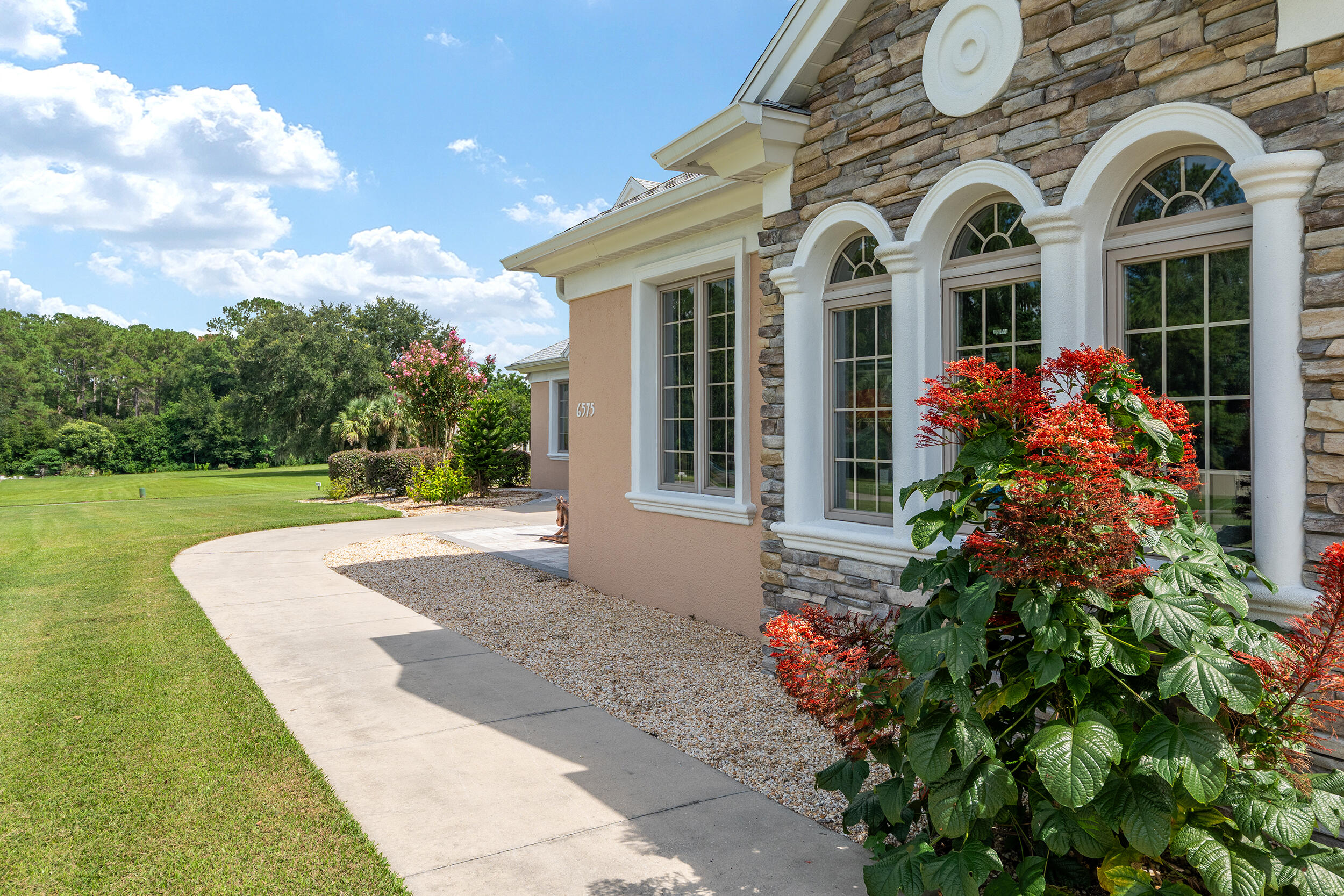 6575 S Magnolia Avenue Property Photo 8
