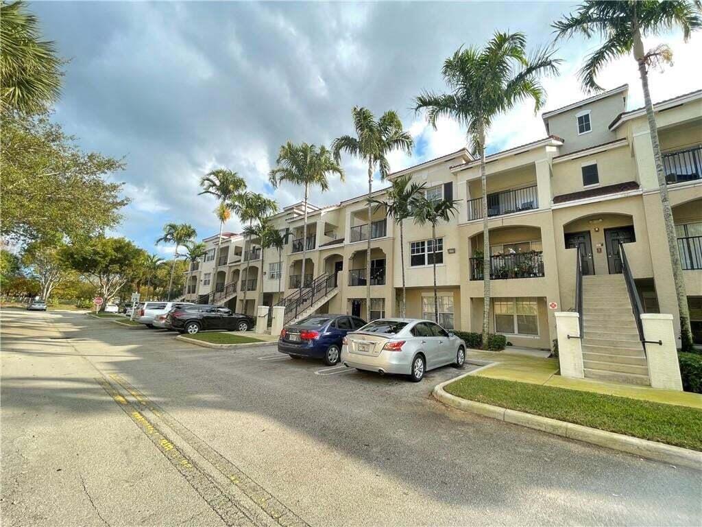 5820 W Sample Road 305 Property Photo 1