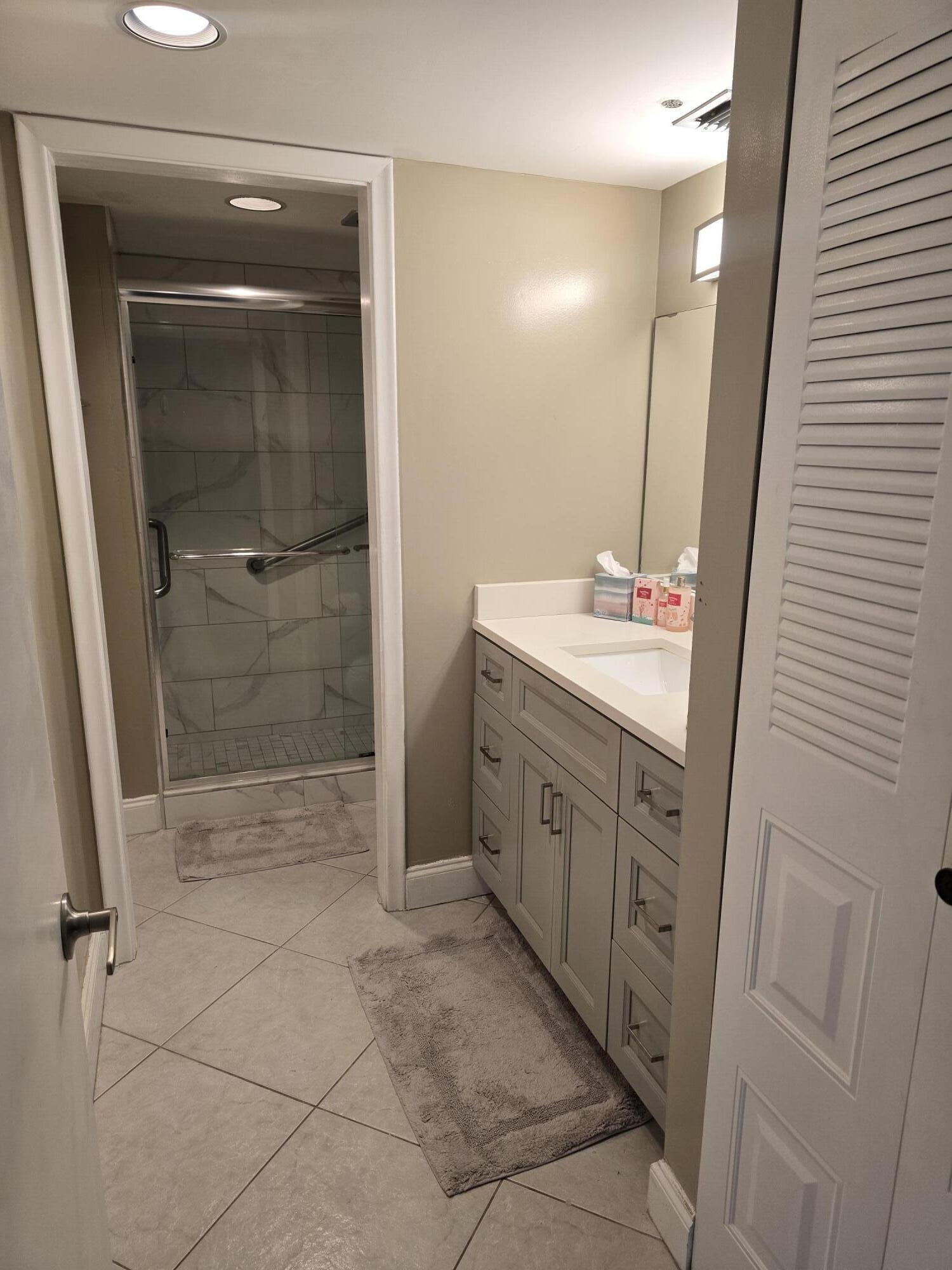 1902 Bermuda Circle E4 Property Photo 5