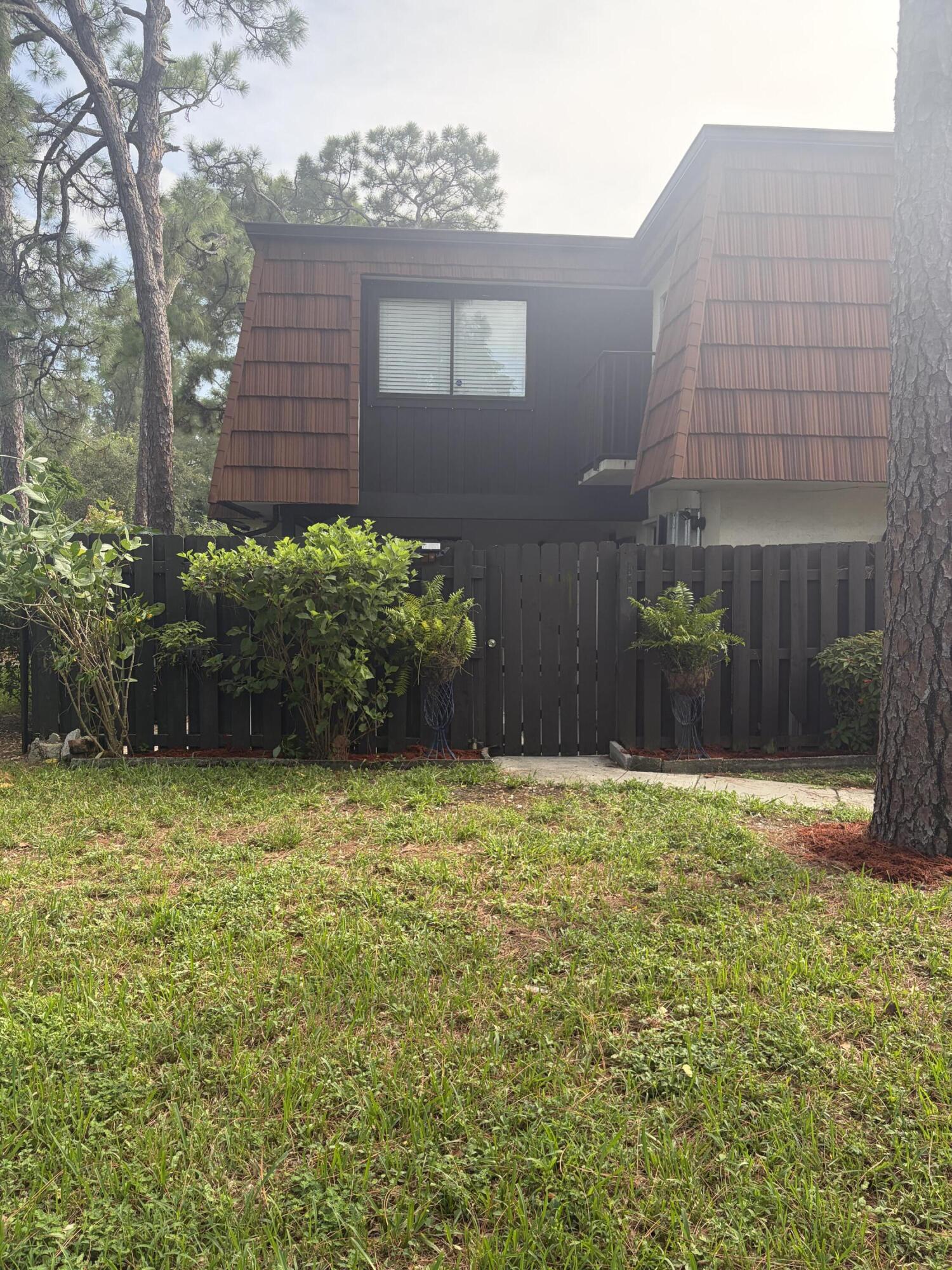 2200 White Pine Circle B Property Photo 2
