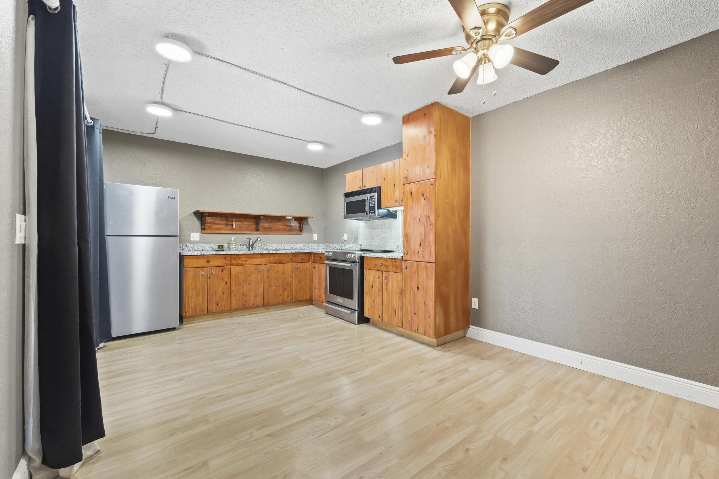 2200 White Pine Circle B Property Photo 8