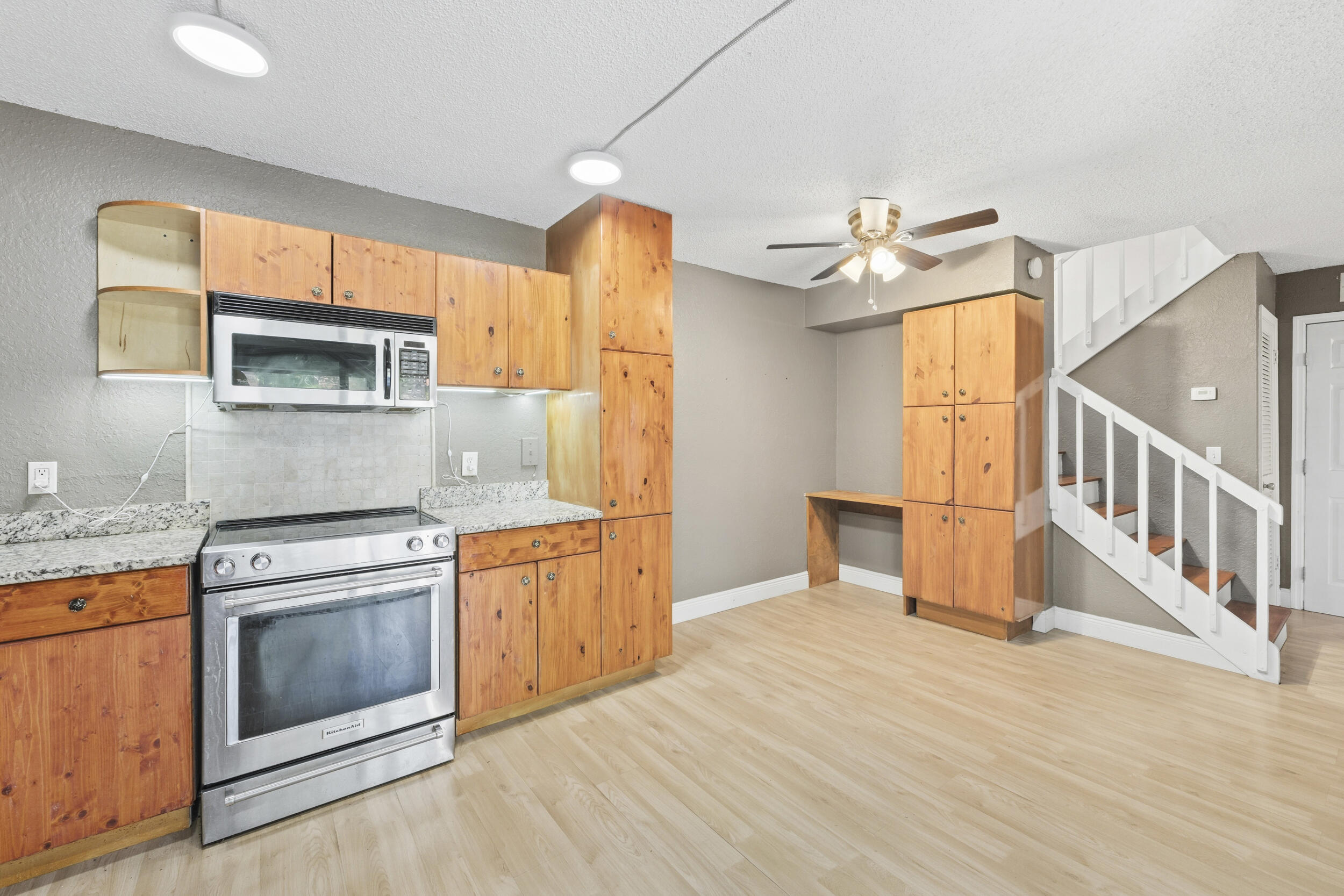 2200 White Pine Circle B Property Photo 9