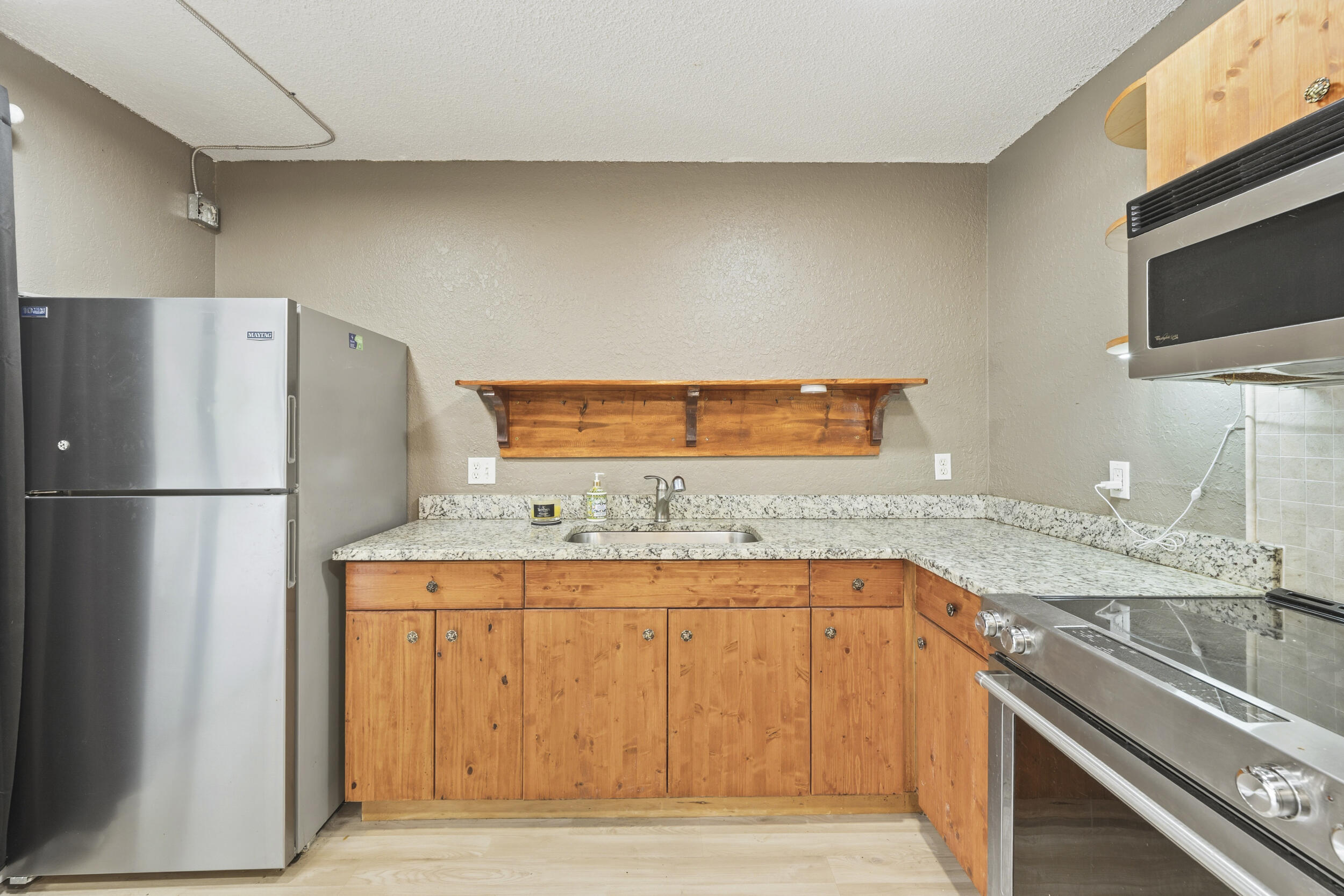 2200 White Pine Circle B Property Photo 10