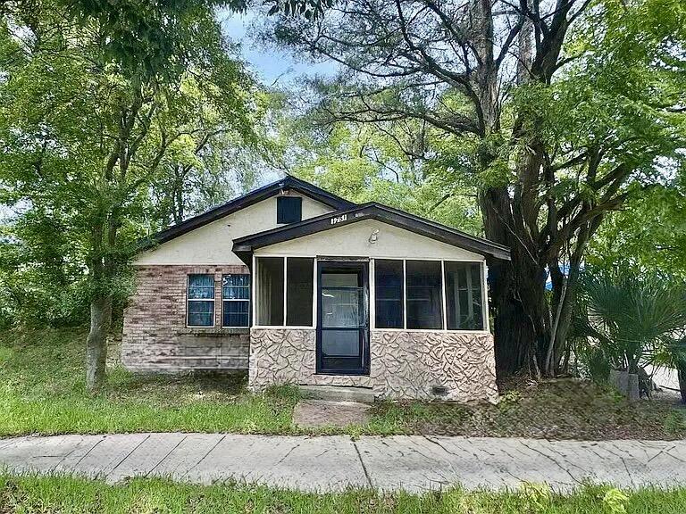 1751 W 20TH Street