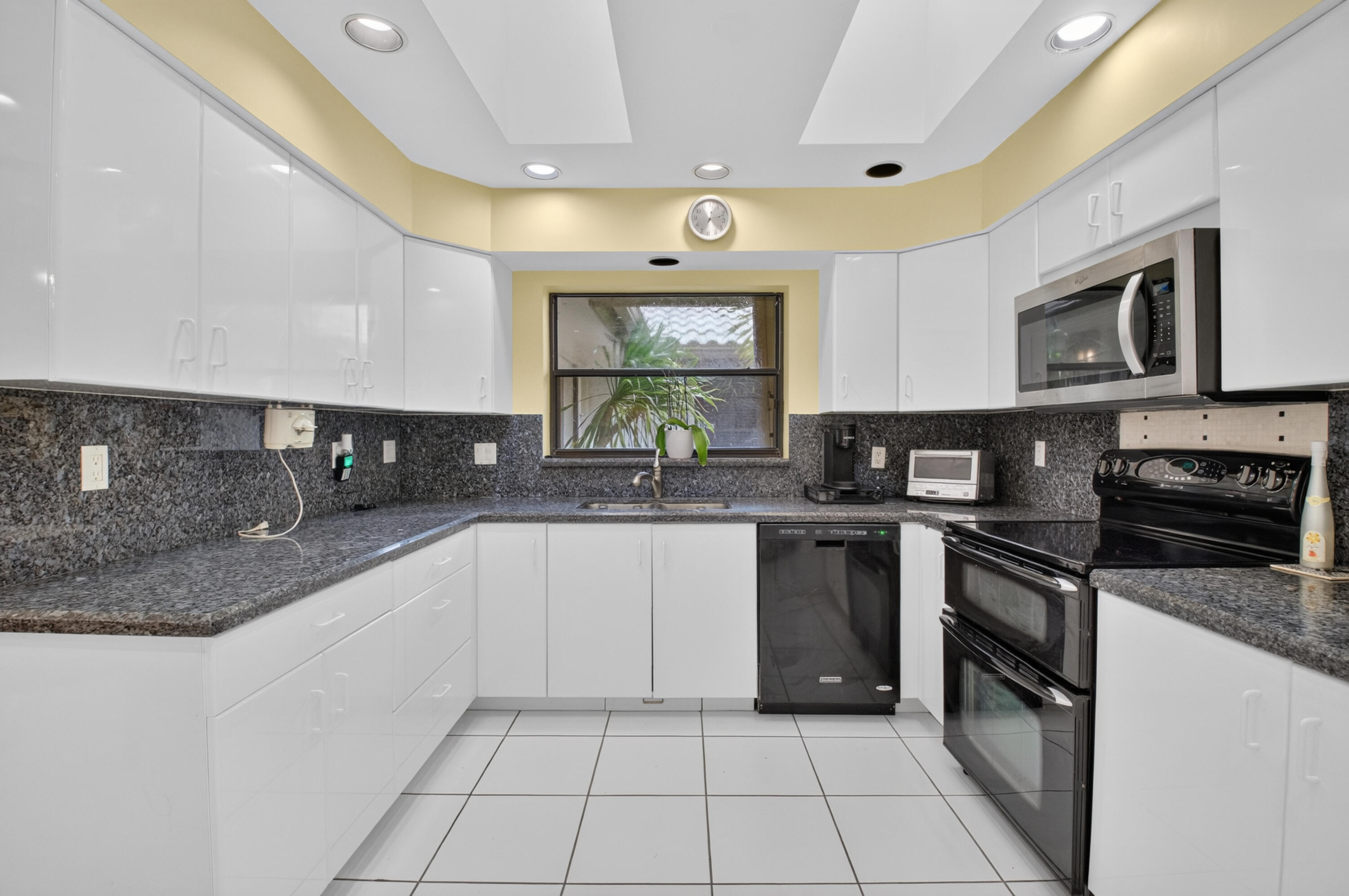 19380 Cedar Glen Drive Property Photo 3