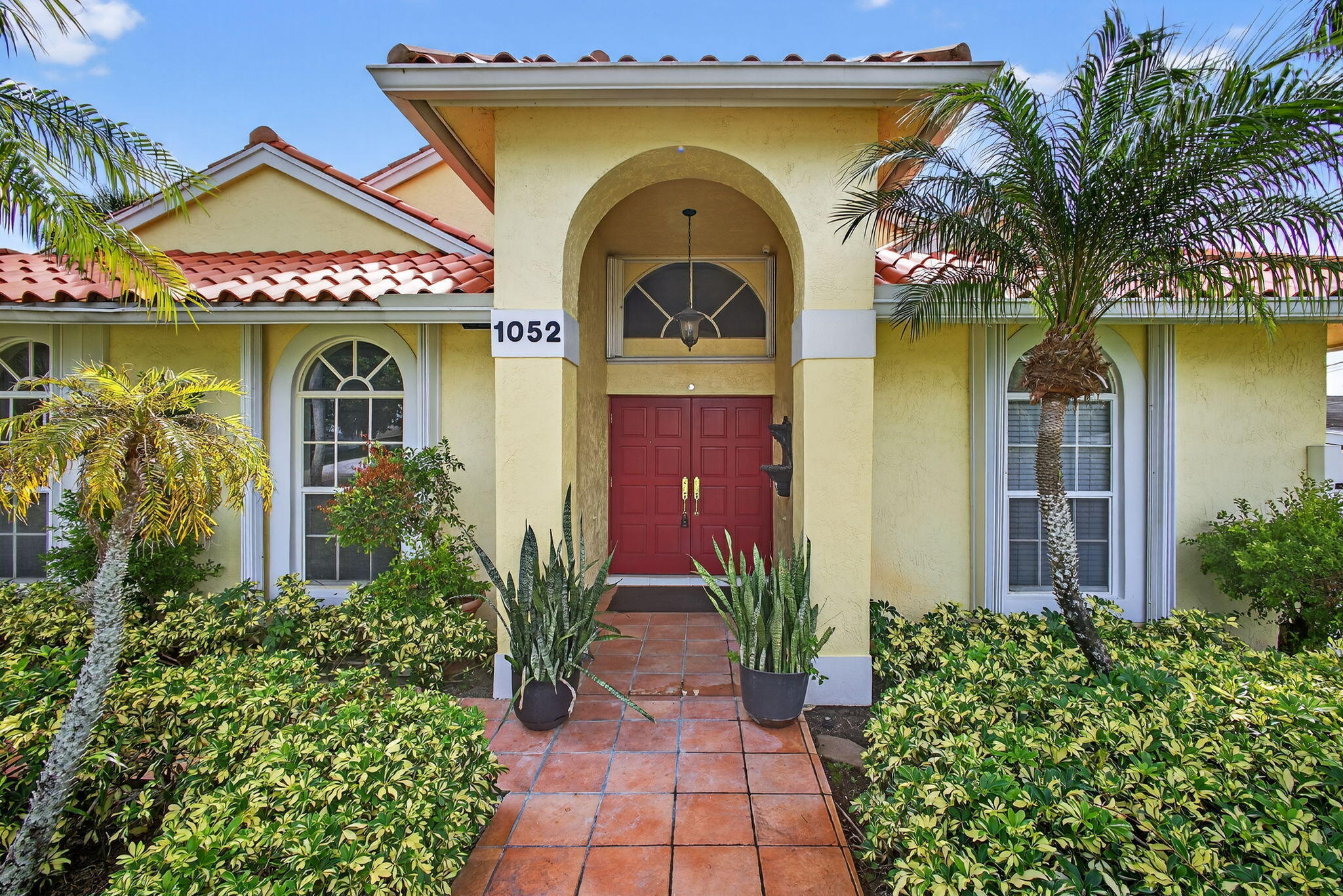 1052 W Shore Drive Property Photo 1