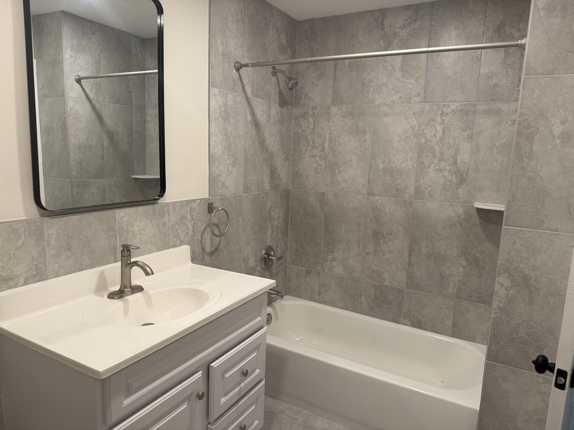 2723 Griffin Road 1-3 Property Photo 6