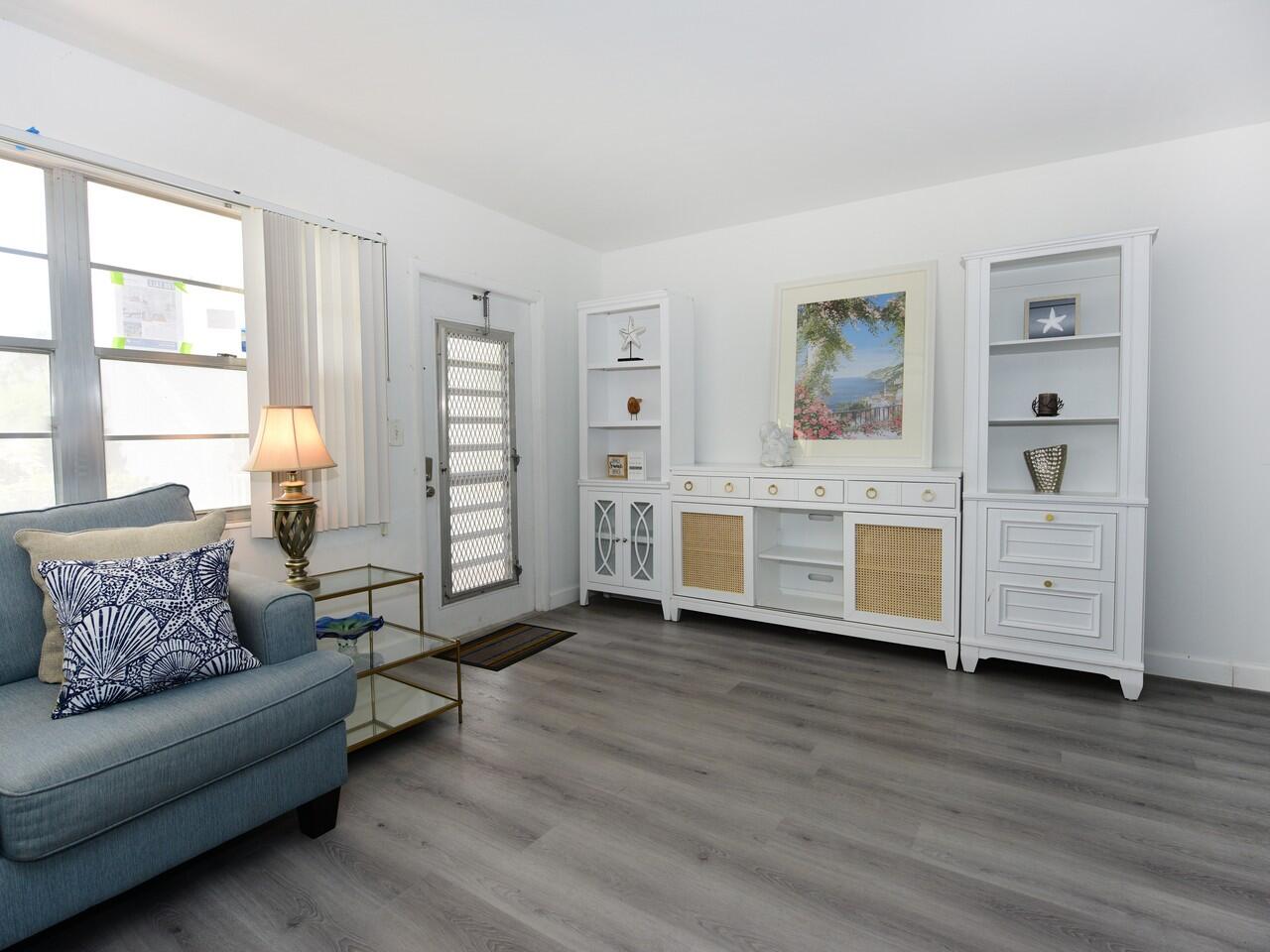 1038 Cambridge B Property Photo 5