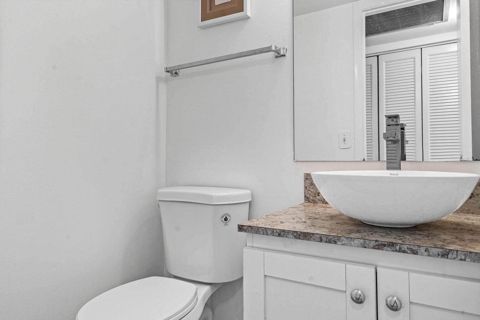 1038 Cambridge B Property Photo 8
