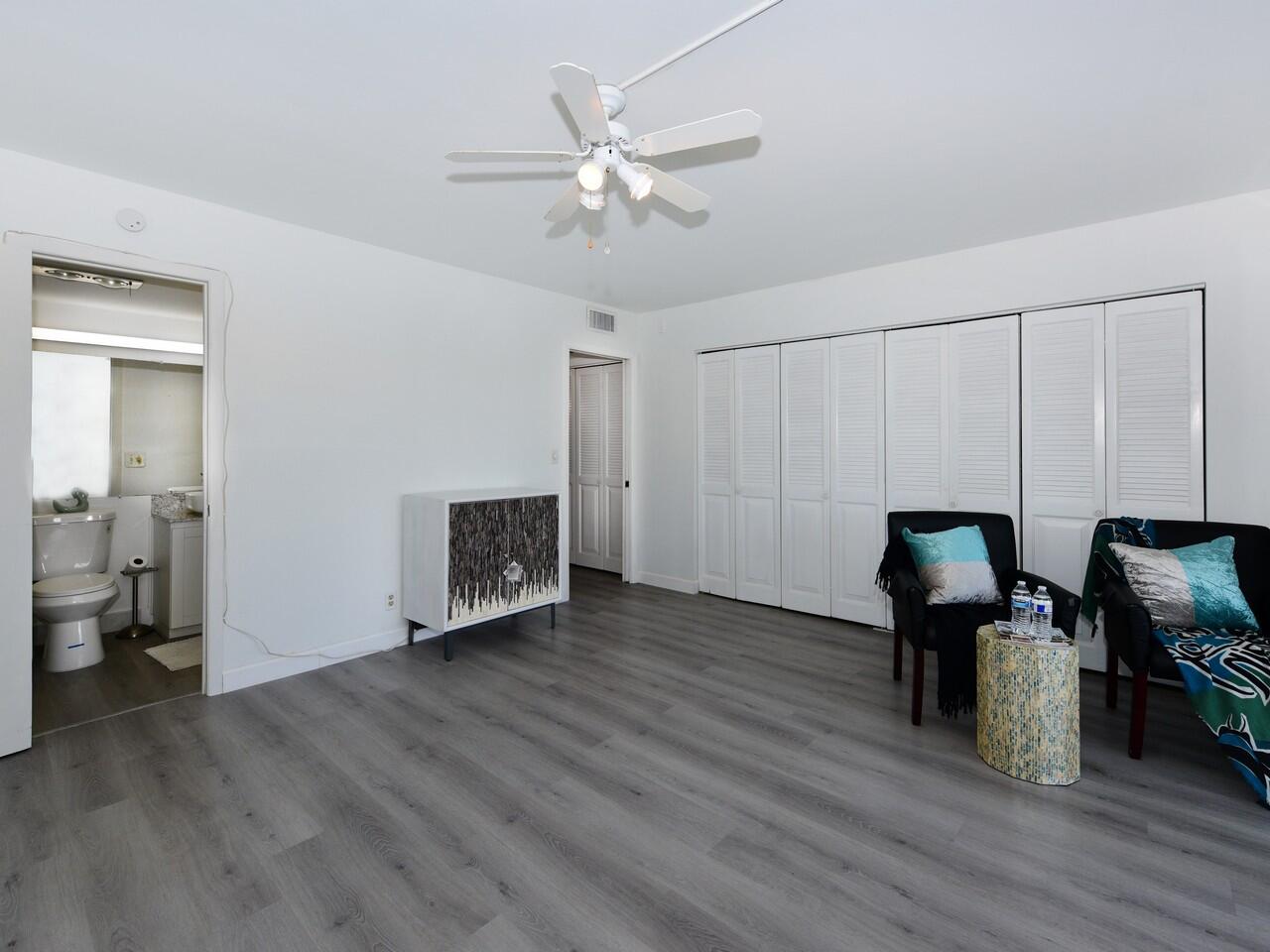1038 Cambridge B Property Photo 9