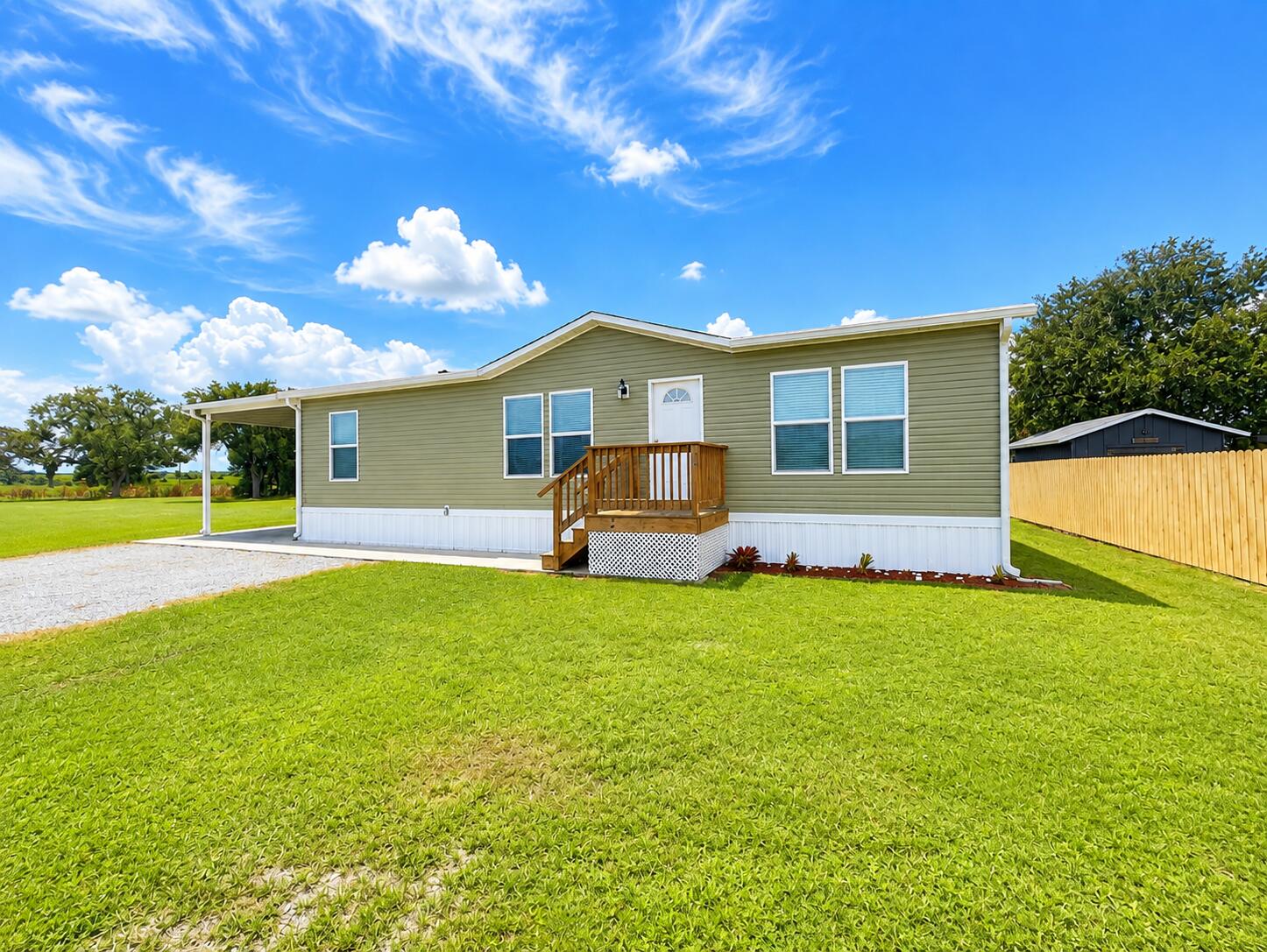 1121 Orange Loop Property Photo 2
