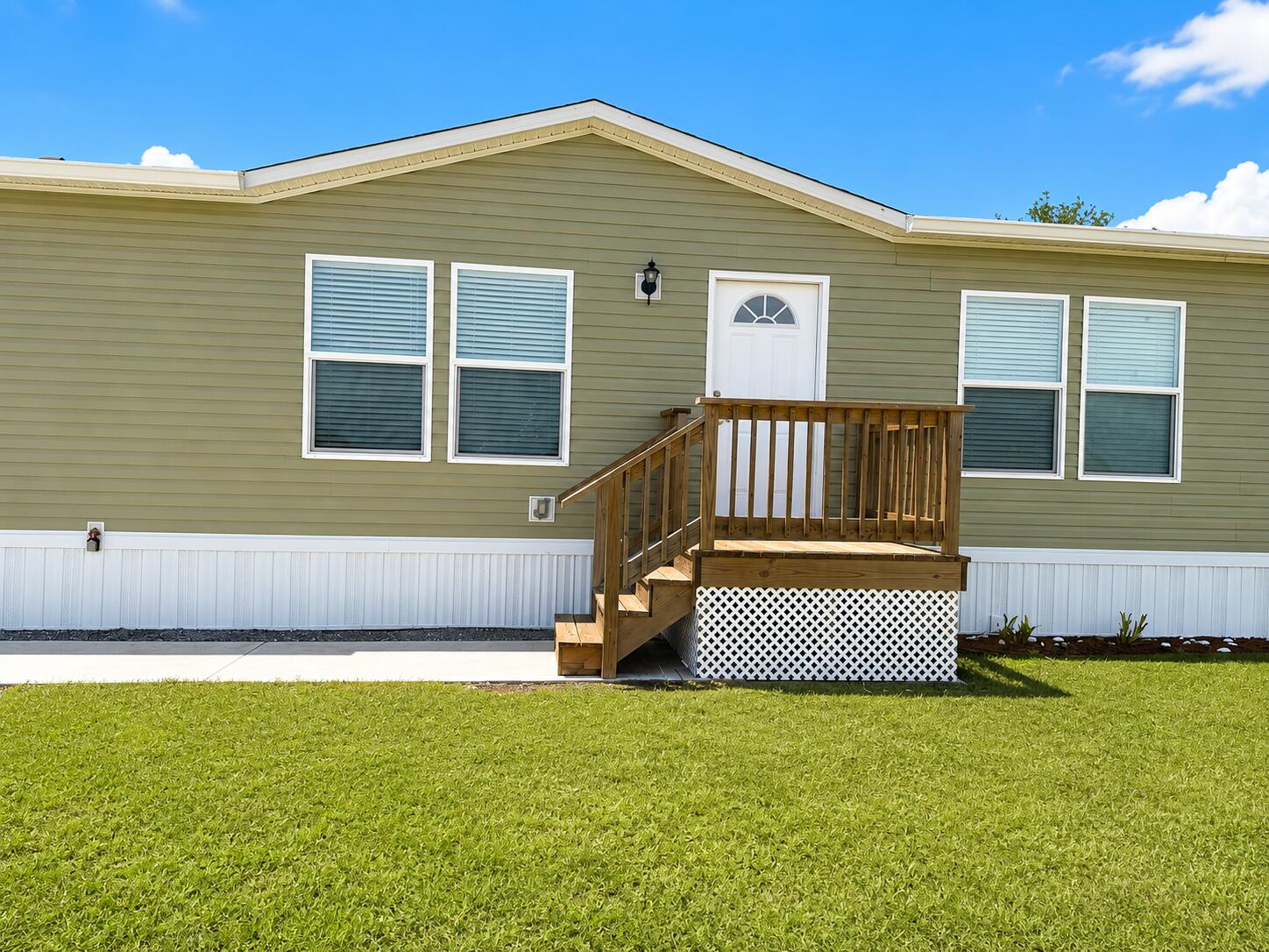 1121 Orange Loop Property Photo 3