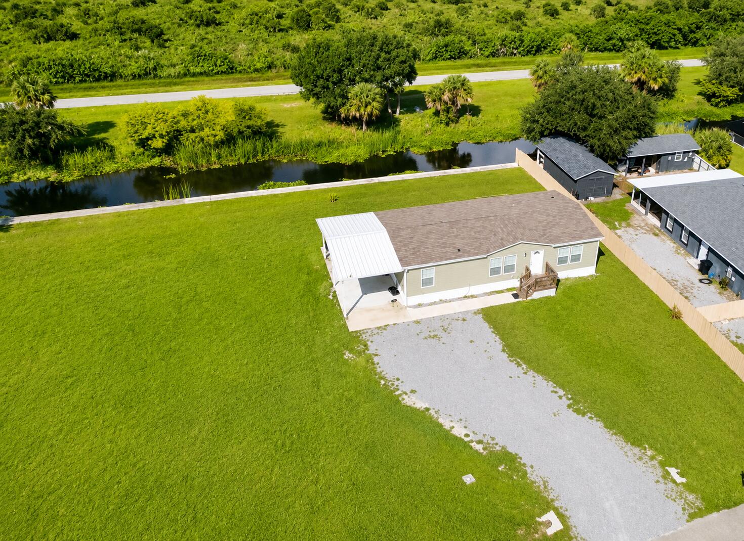 1121 Orange Loop Property Photo 5