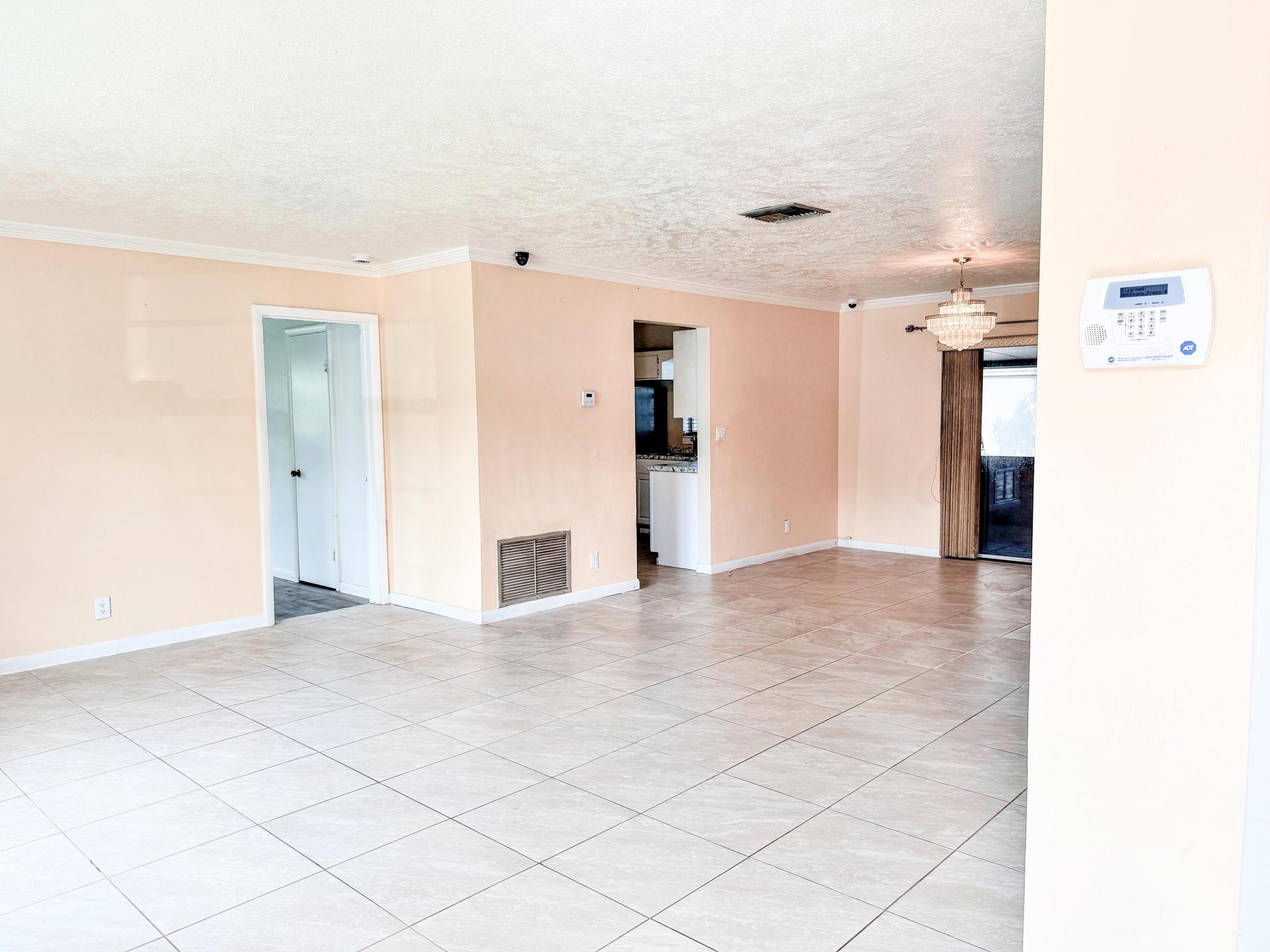 650 Sw 28th Way Property Photo 2