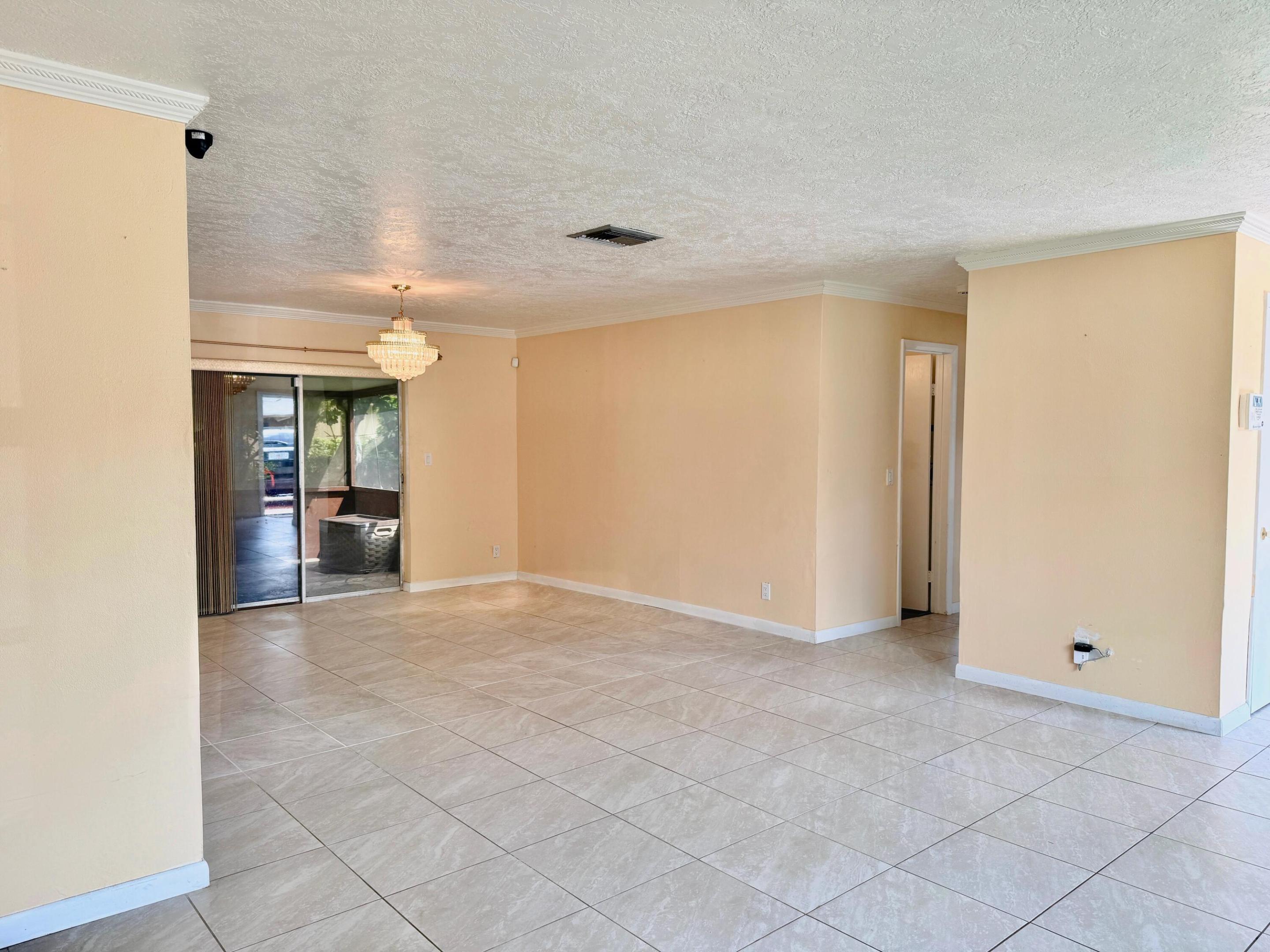 650 Sw 28th Way Property Photo 3
