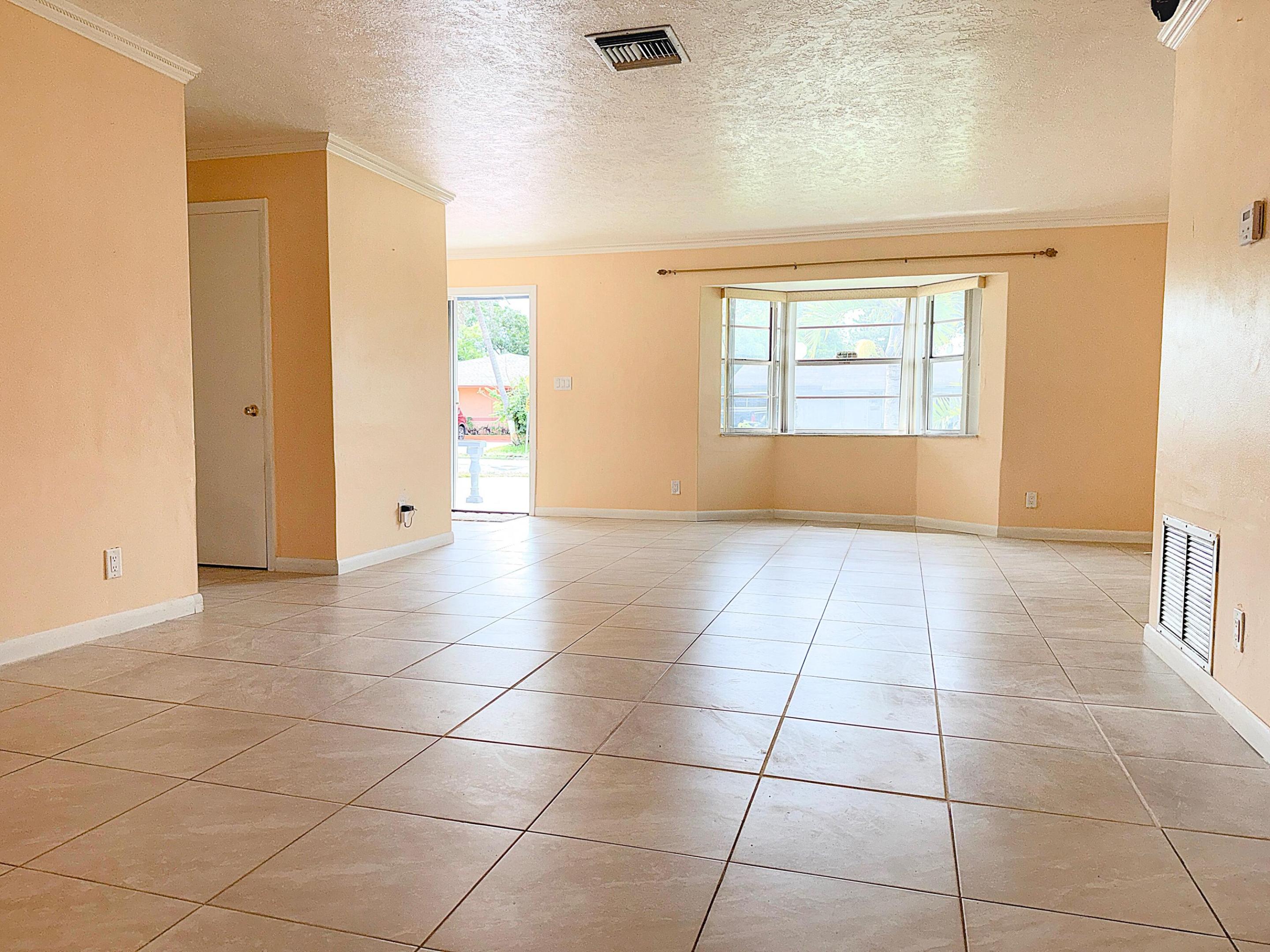 650 Sw 28th Way Property Photo 4