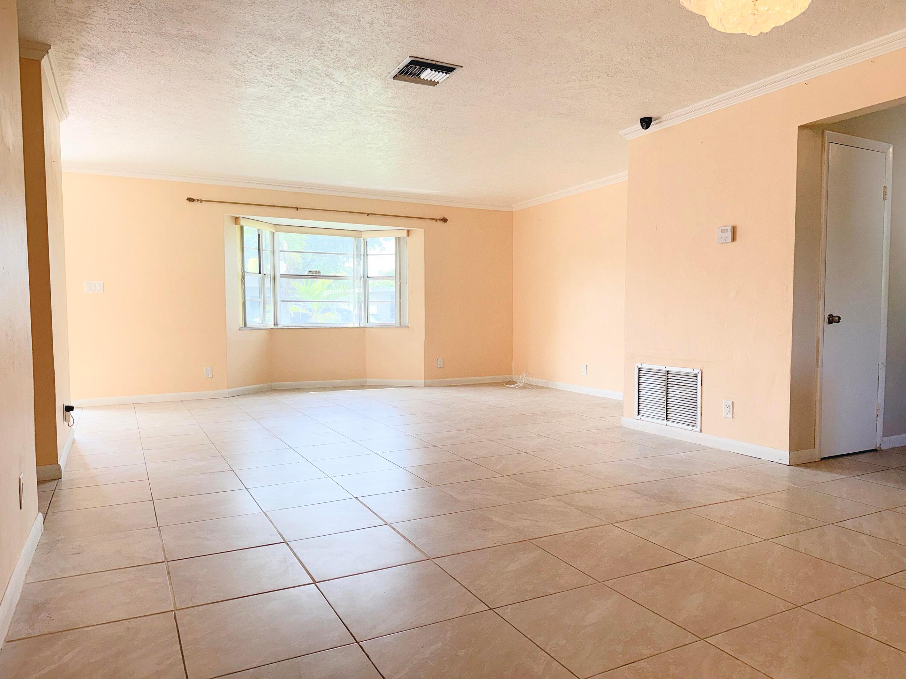650 Sw 28th Way Property Photo 5