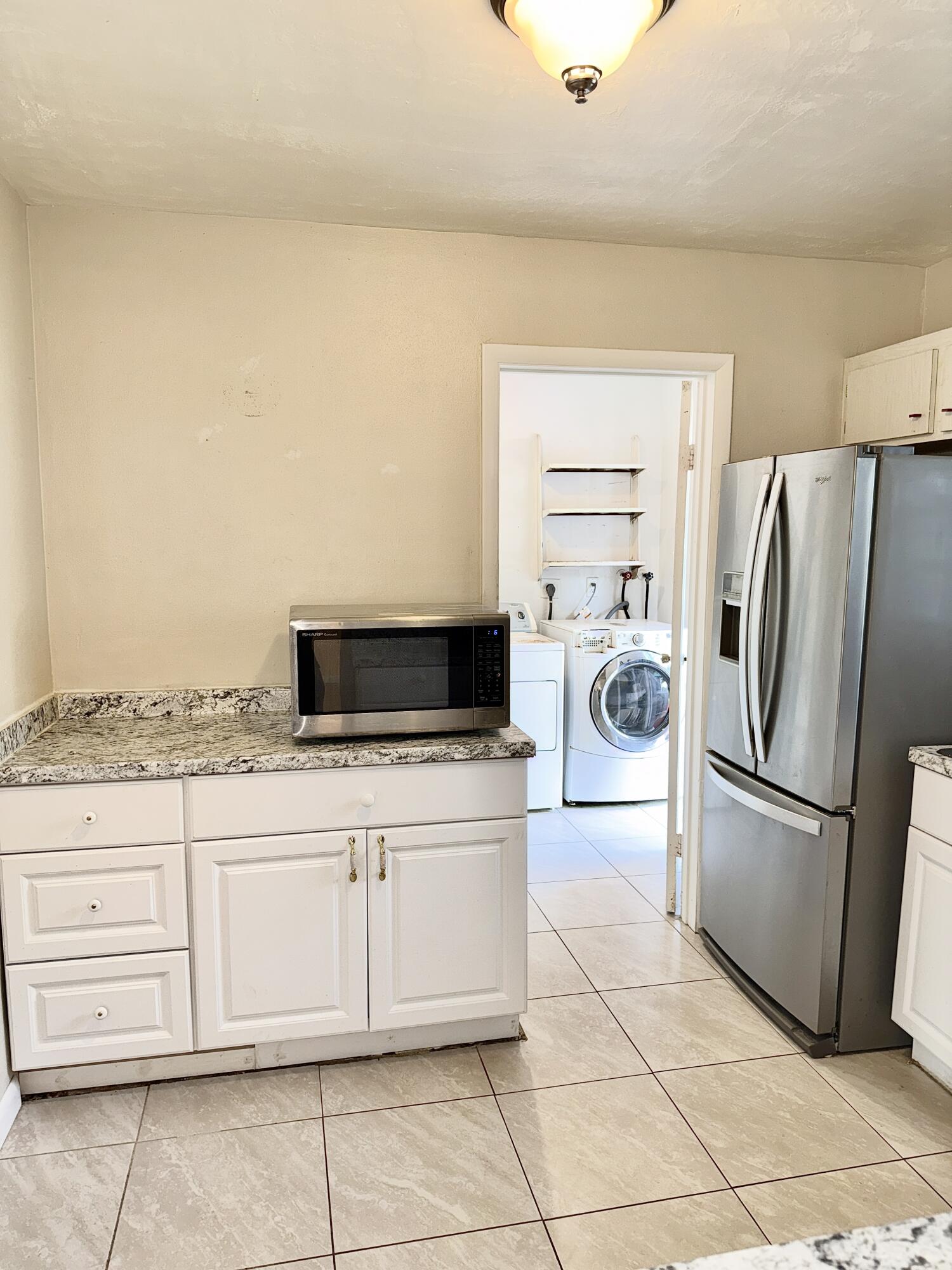 650 Sw 28th Way Property Photo 6