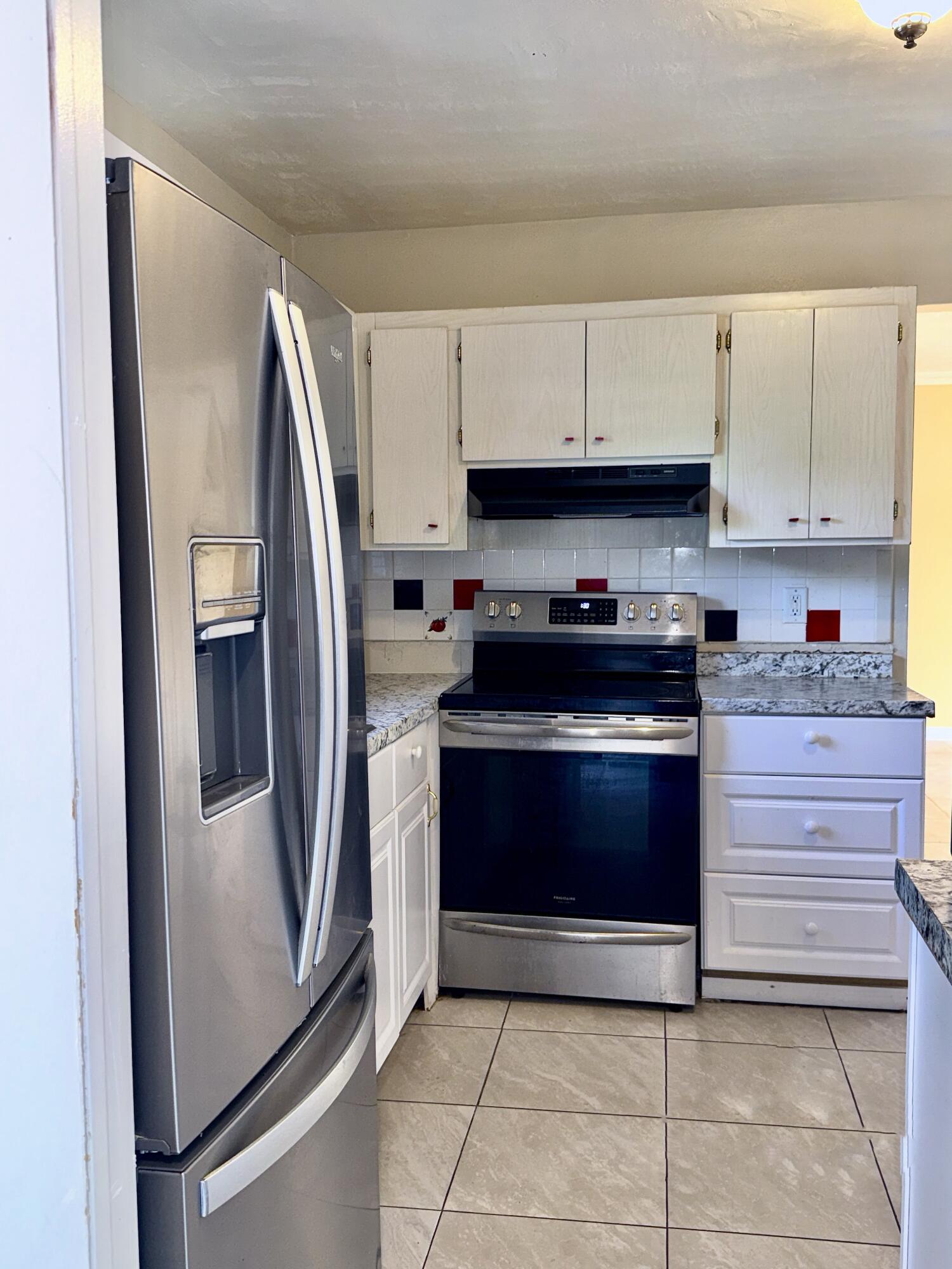 650 Sw 28th Way Property Photo 7