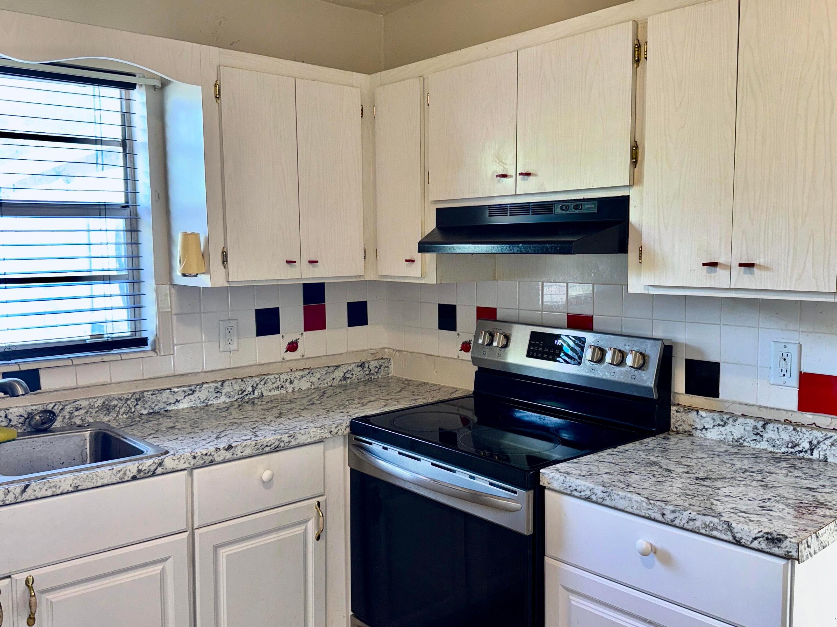 650 Sw 28th Way Property Photo 8