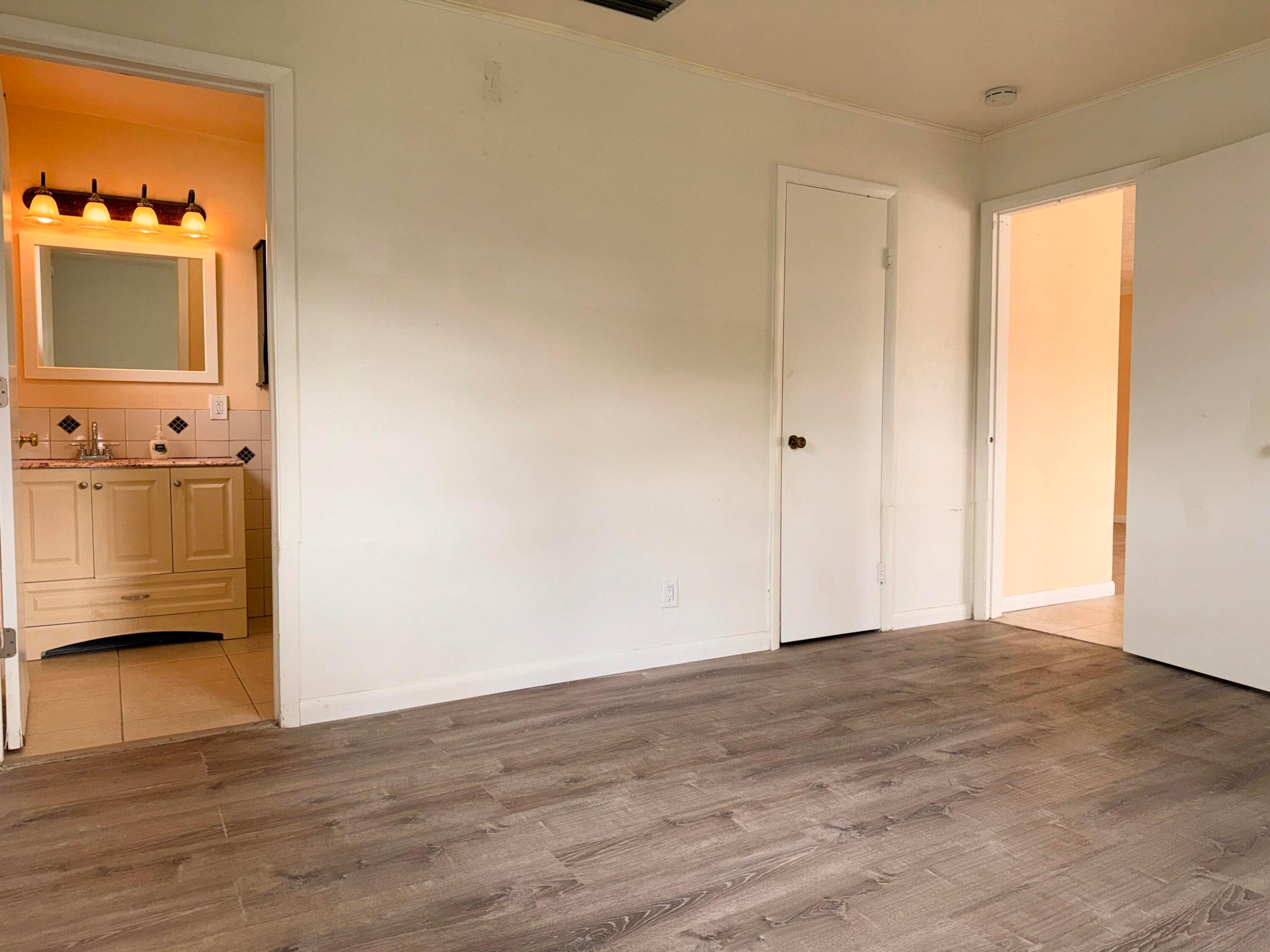 650 Sw 28th Way Property Photo 9