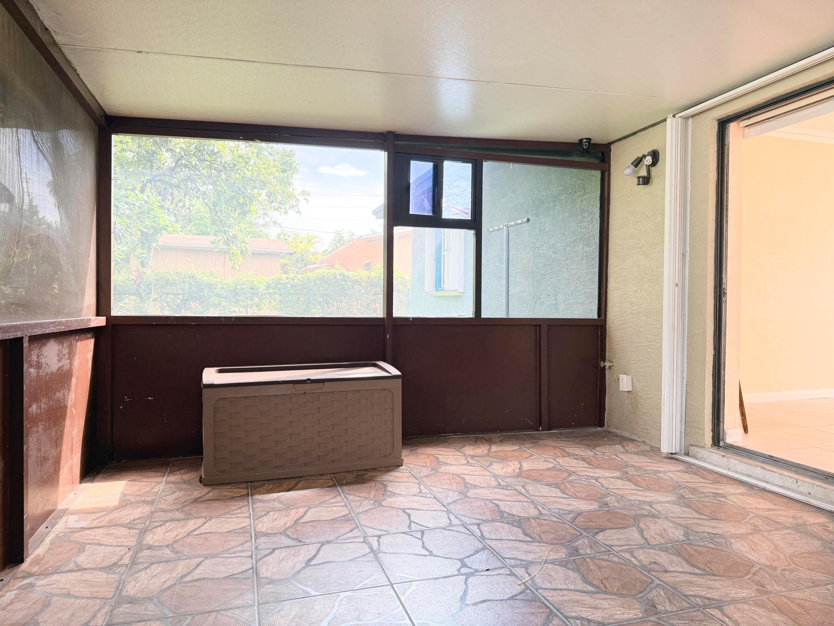650 Sw 28th Way Property Photo 19