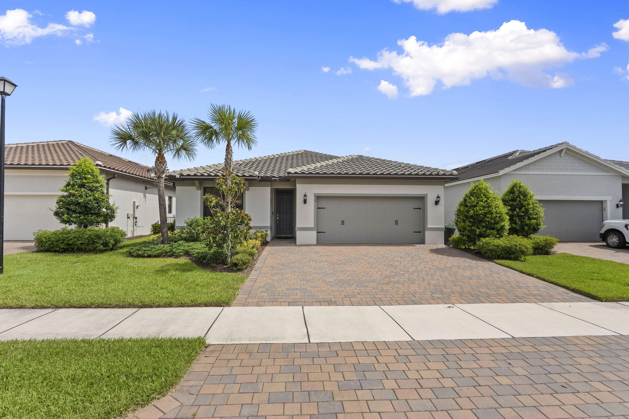 535 Se Villandry Way Property Photo 1