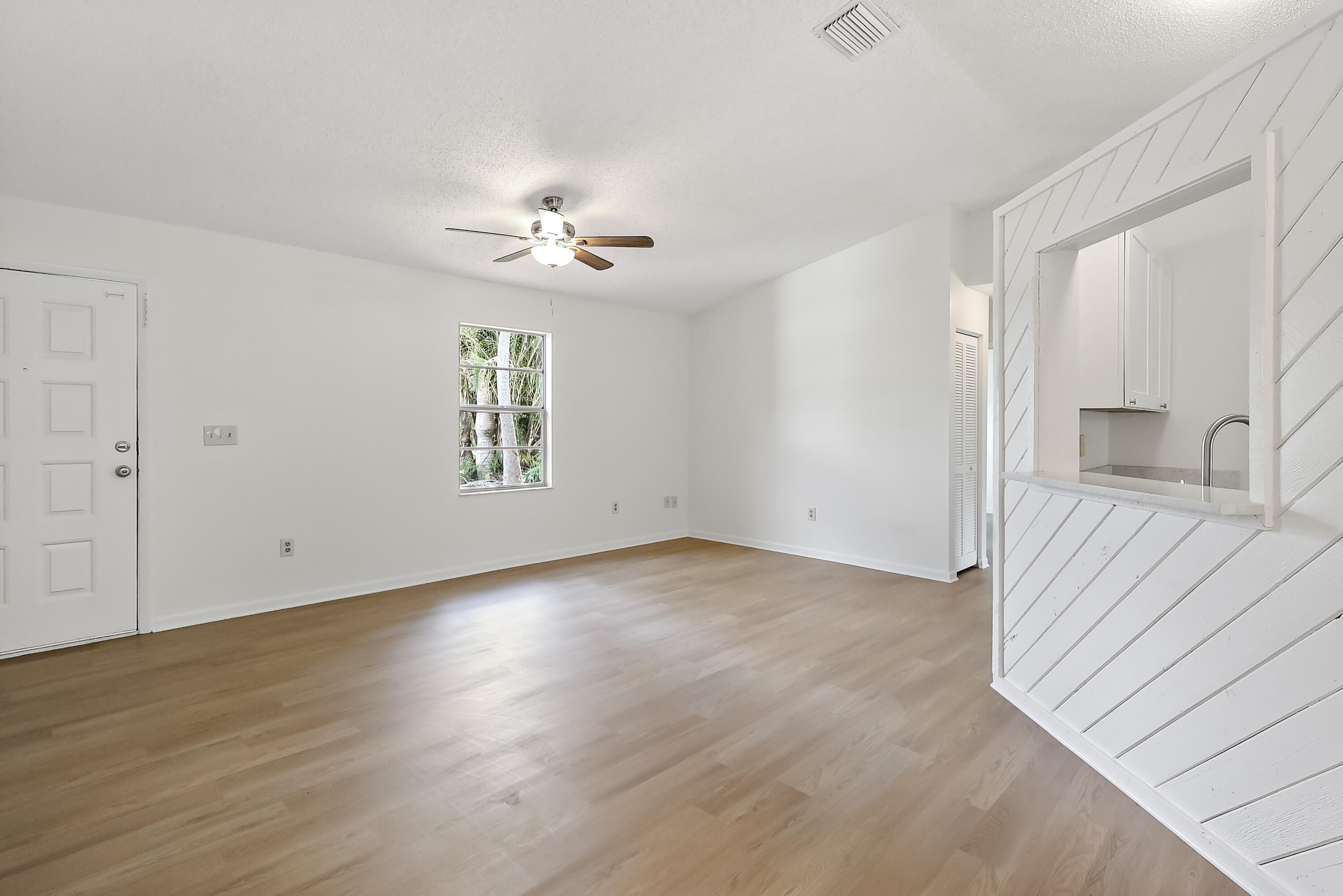 2907 Sw Coastal Terrace Property Photo 7