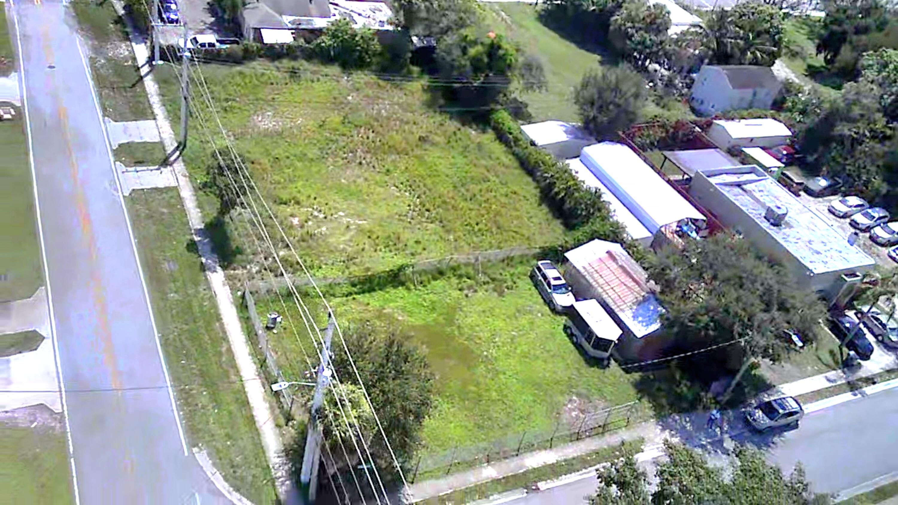 1305 Suwanee Drive Property Photo 2
