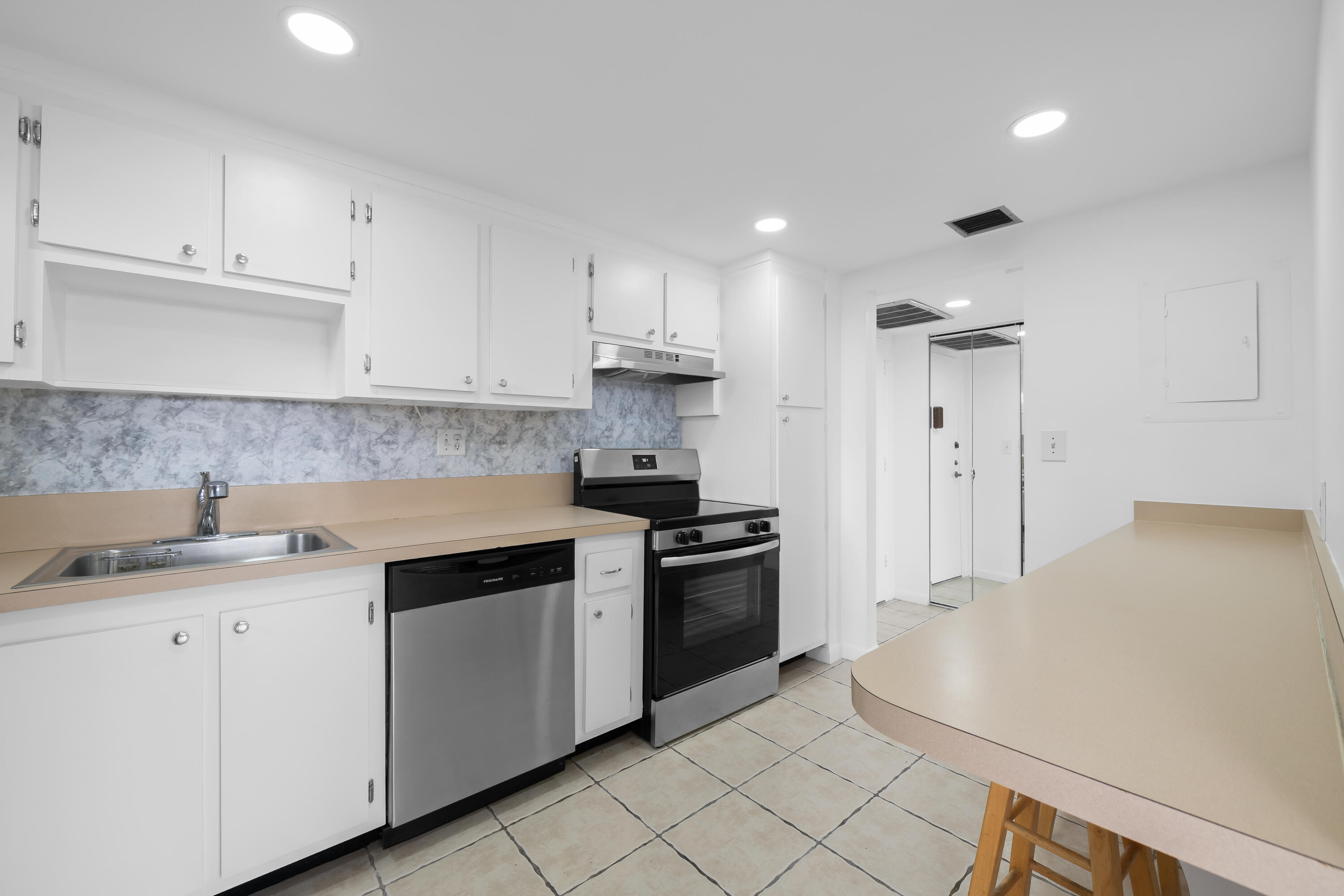 2781 Taft Street 303 Property Photo 1