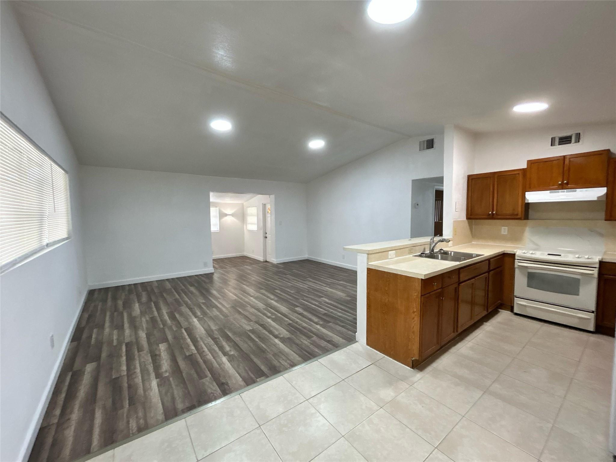 417 Sw 25th Terrace Property Photo 4