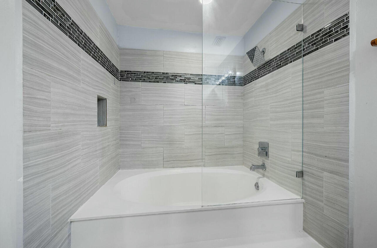 4012 Palm Bay Circle D Property Photo 9