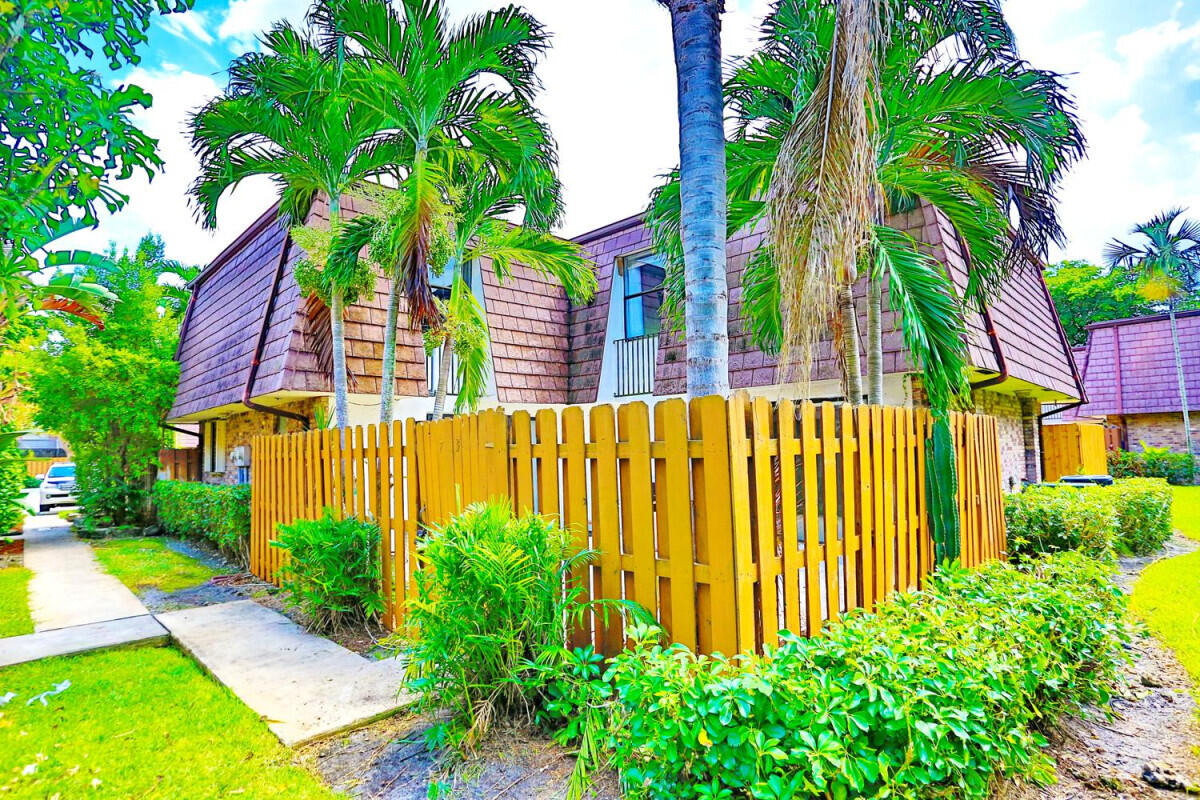 7531 Courtyard Run E Property Photo 1